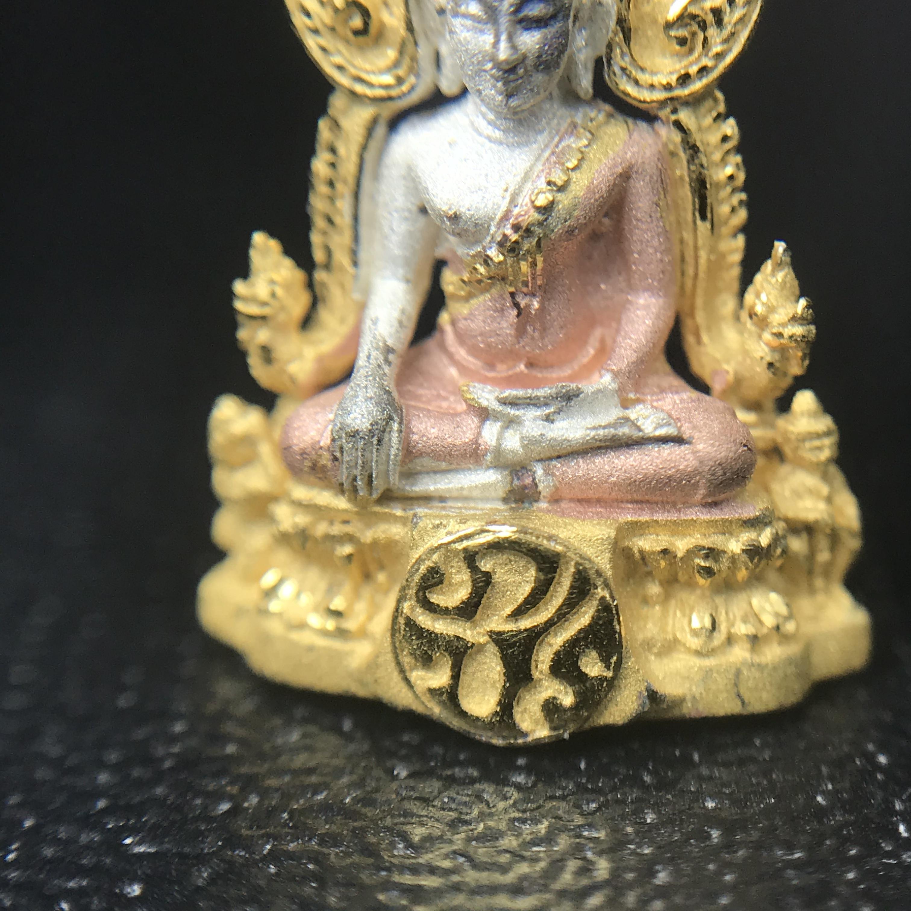 พระพุทธชินราช ภปร. โครงการ "เพราะแผ่นดินนี้ คือ แผ่นดินเกิด" ปี2548(รุ่นแรก) ลอยองค์ หน้าตัก 1/4 นิ้ว เนื้อเงินสามกษัตริย์(สภาพคัดสวย กล่องบรรจุเดิมครบ)