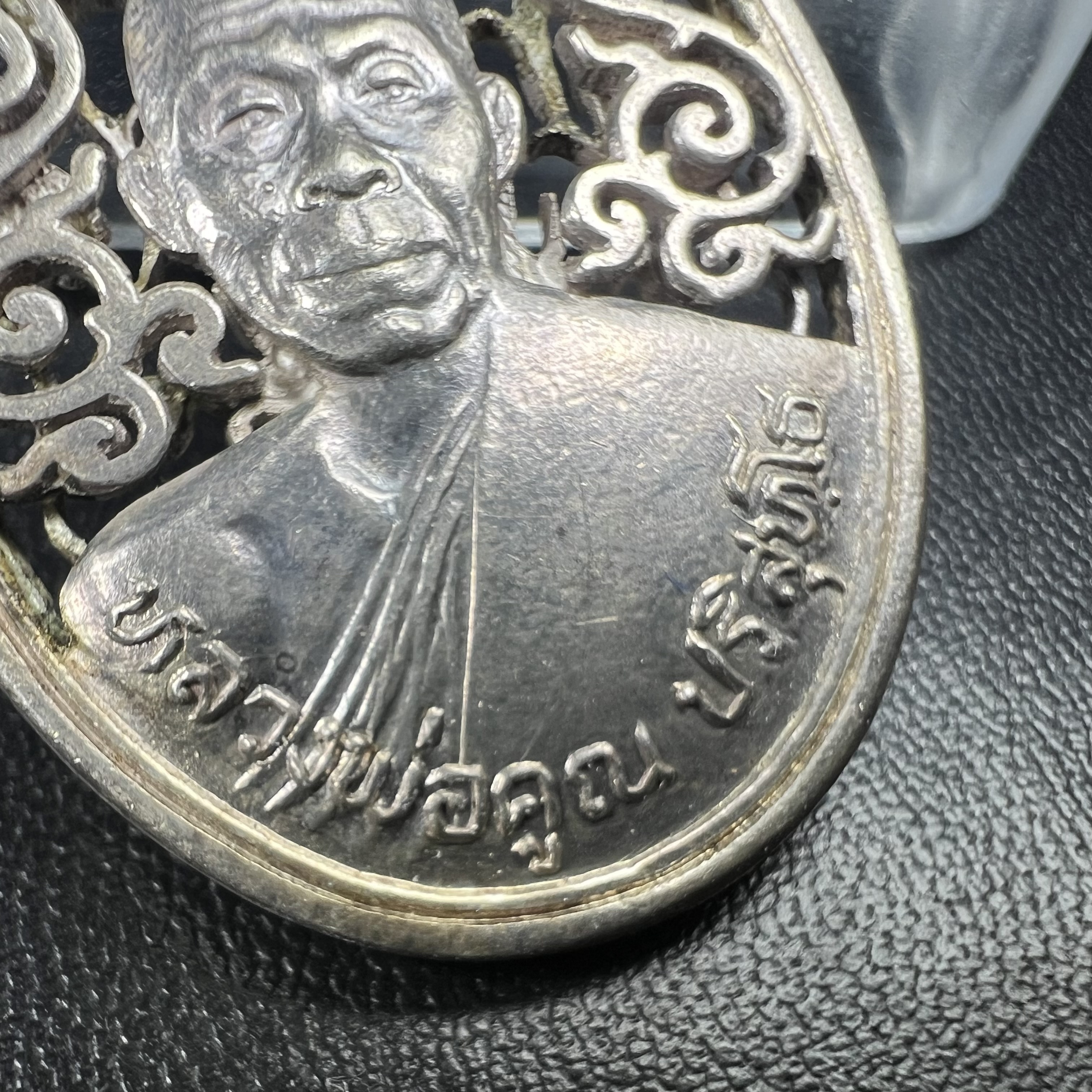 เหรียญหลวงพ่อคูณ ปริสุทโธ วัดบ้านไร่ รุ่น สก. ปี 2536 พิมพ์ลายฉลุ เนื้อเงิน(สวย งดงาม หายาก) งานมหามงคลเฉลิมพระชนมพรรษา 5 รอบ สมเด็จพระบรมราชินีนาถ จัดสร้างโดย กองพลทหารราบที่๒ ทหารเสือราชินี รักษาพระองค์ (พิธีใหญ่ ประวัติชัดเจน อีกหนึ่งรุ่นยอดนิยม)