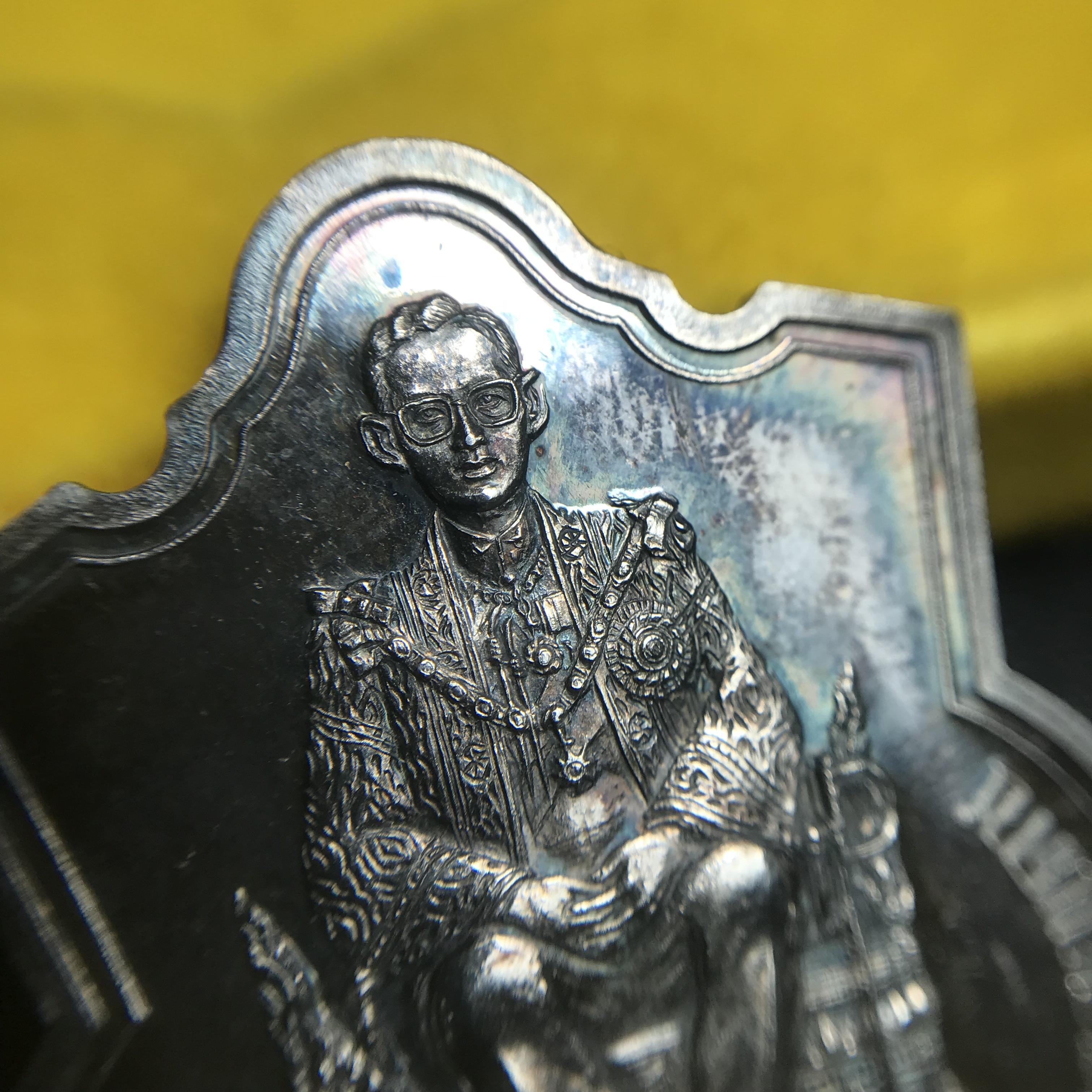 เหรียญพระบาทสมเด็จพระเจ้าอยู่หัว รัชกาลที่9ประทับนั่งบัลลังก์ กระทรวงมหาดไทยจัดสร้าง ปี2539 เนื้อเงินกล่องบรรจุเดิมสภาพสวย เนื้อเงินผิวเดิมขึ้นสีรุ้งธรรมชาติ แบบนิยม หายาก