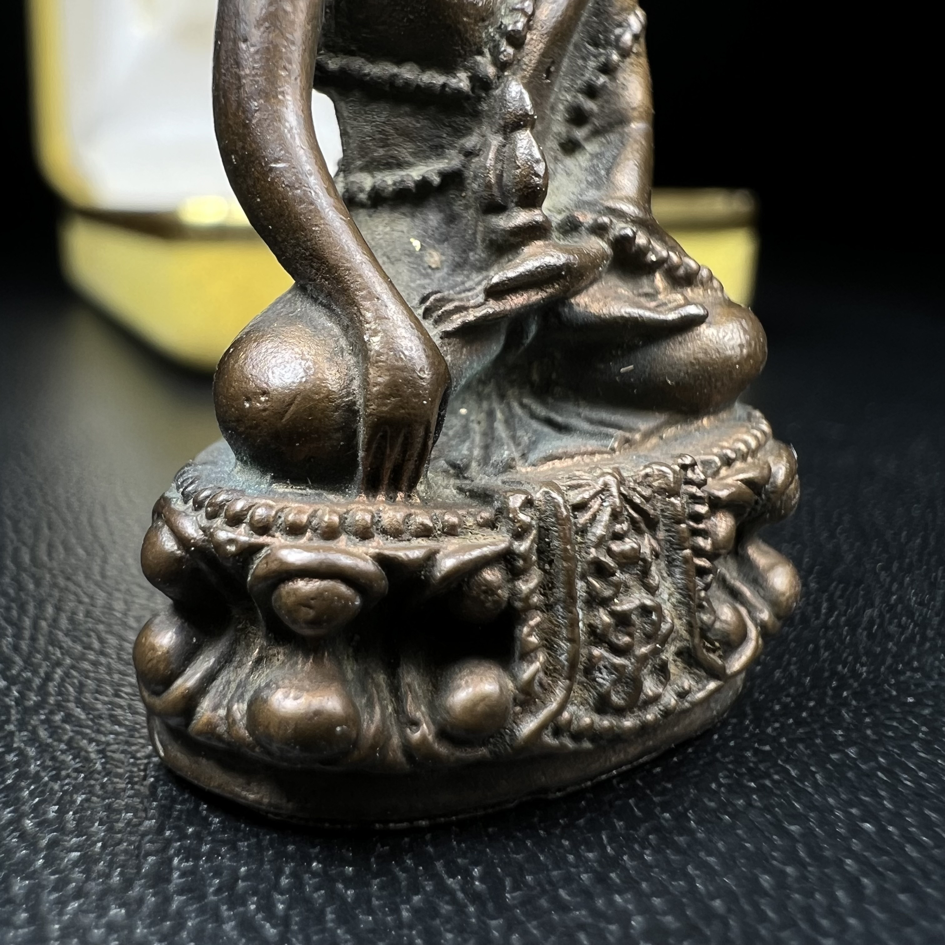 วัตถุมงคลคุ้มเกล้าฯ มหามงคลเฉลิมพระชนมพรรษา 6 รอบ รัชกาลที่ 9 ชุดพิเศษกรรมการ(หายาก) (ในหลวงรัชกาลที่9 ทรงจุดไฟพระฤกษ์และเททอง พิธีใหญ่)ยอดนิยมหายาก