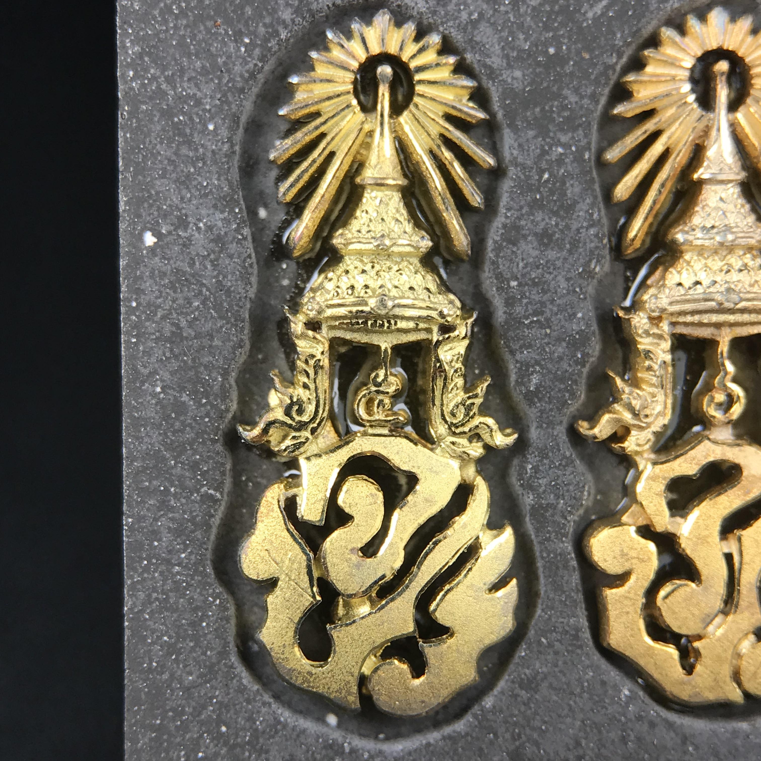 พระนิรันตรายสองกษัตริย์ มหาพุทธานุภาพแห่งแผ่นดิน ปี 2552 "พระผู้ปกป้องคุ้มครองจากภัยอันตรายทั้งปวง" พระผงพิมพ์สมเด็จหน้าปัดทอง สีดำด้านหลังฝังโลหะเงินชุบทอง เชิญอักษรพระปรมาภิไธยสองกษัตริย์(จปร.และ วปร.) พร้อมกล่องบรรจุเดิม องค์หมายเลข ๒๘๐