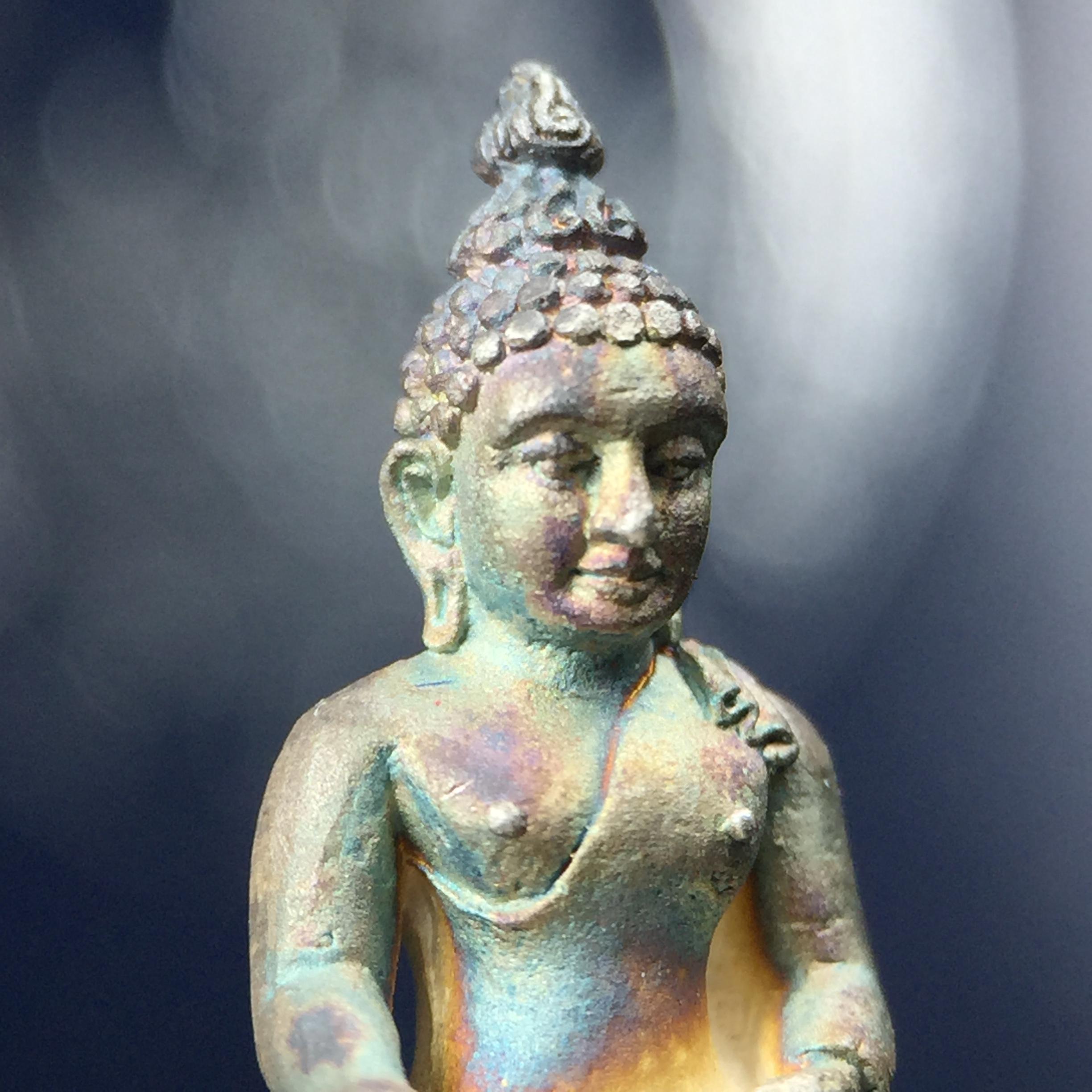 พระกริ่งไพรีพินาศ วัดบวรนิเวศวิหาร ปี2538 การไฟฟ้าส่วนภูมิภาคจัดสร้าง เนื้อเงิน(สภาพผิวเดิม ขึ้นสีรุ้งธรรมชาติ สวยแบบนิยม)พร้อมกล่องบรรจุเดิม หมายเลข 6432