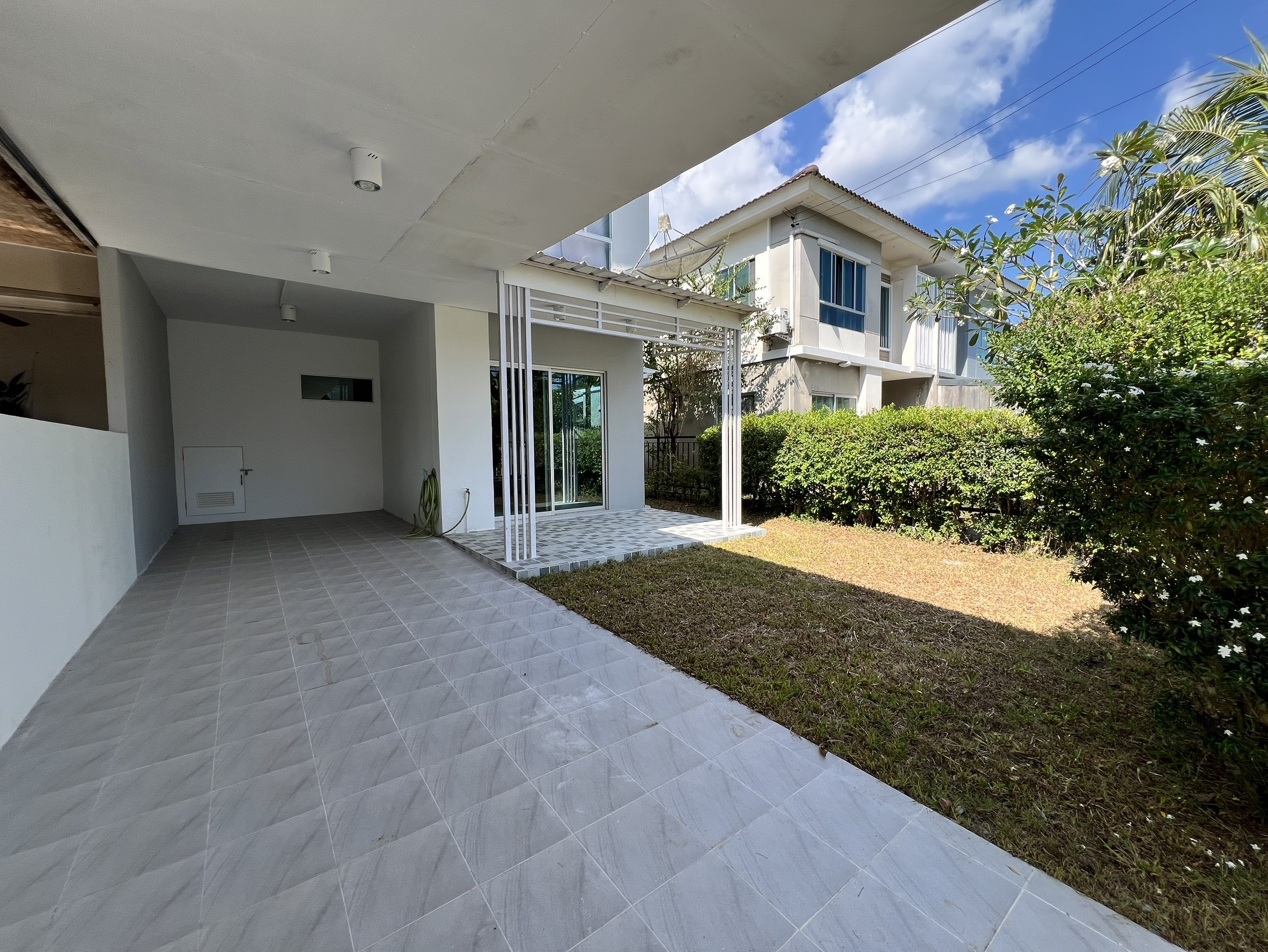 For Sales : Thalang, 2-story semi-detached house, 3 Bedrooms, 2 Bathrooms.