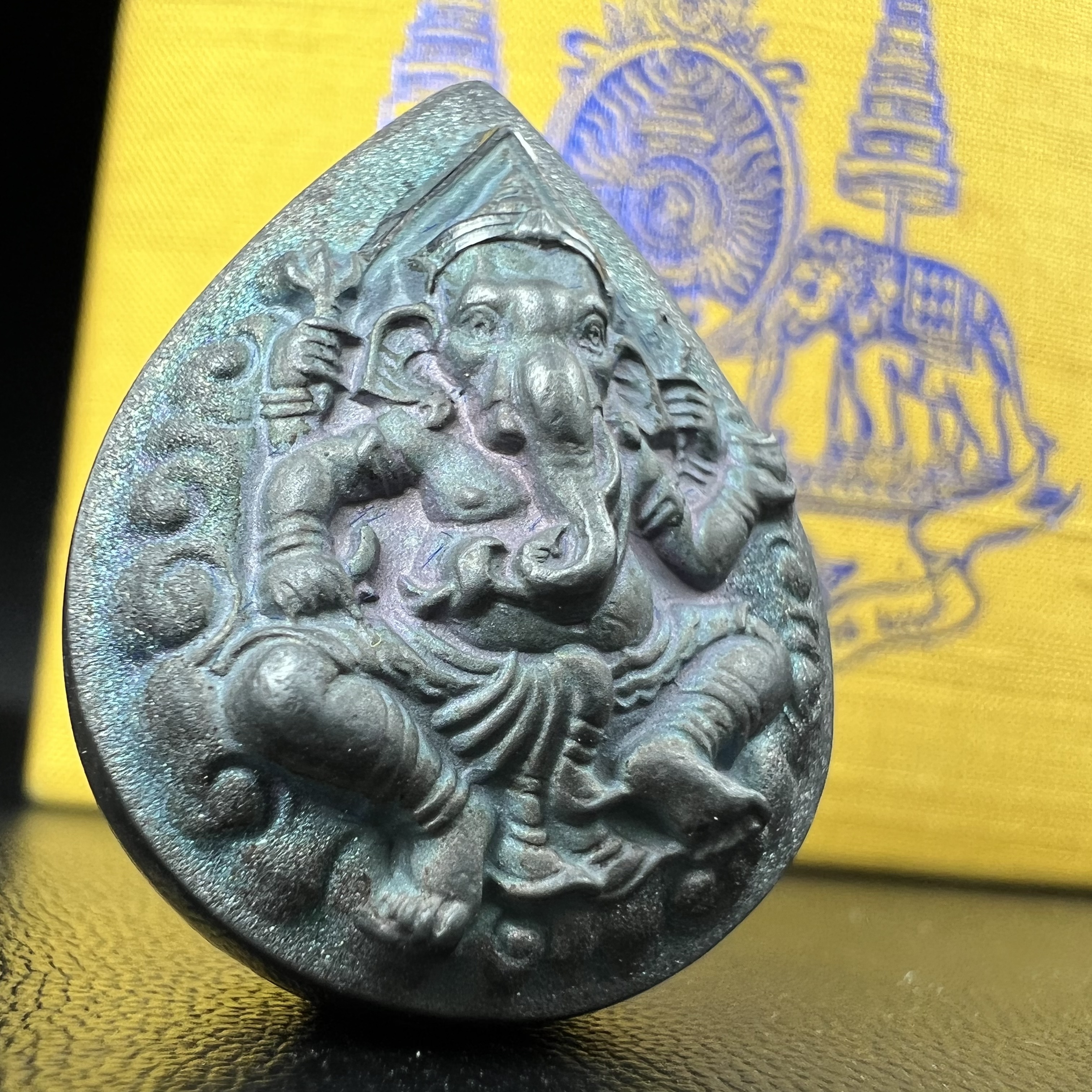 เหรียญพระพิฆเนศวร ญสส. ชุดกาญจนาภิเษกครองราชย์ 50 ปี พุทธศักราช 2538 พิมพ์ใหญ่(2.9 ซม.) เนื้อเงินผิวเดิมกลับดำขึ้นสีรุ้งเข้มขลังงดงามธรรมชาติสร้างสรรค์ สภาพสวยเดิมพร้อมกล่องบรรจุเดิม ตอกโค๊ดหมายเลขกำกับ(1ใน 5539องค์)