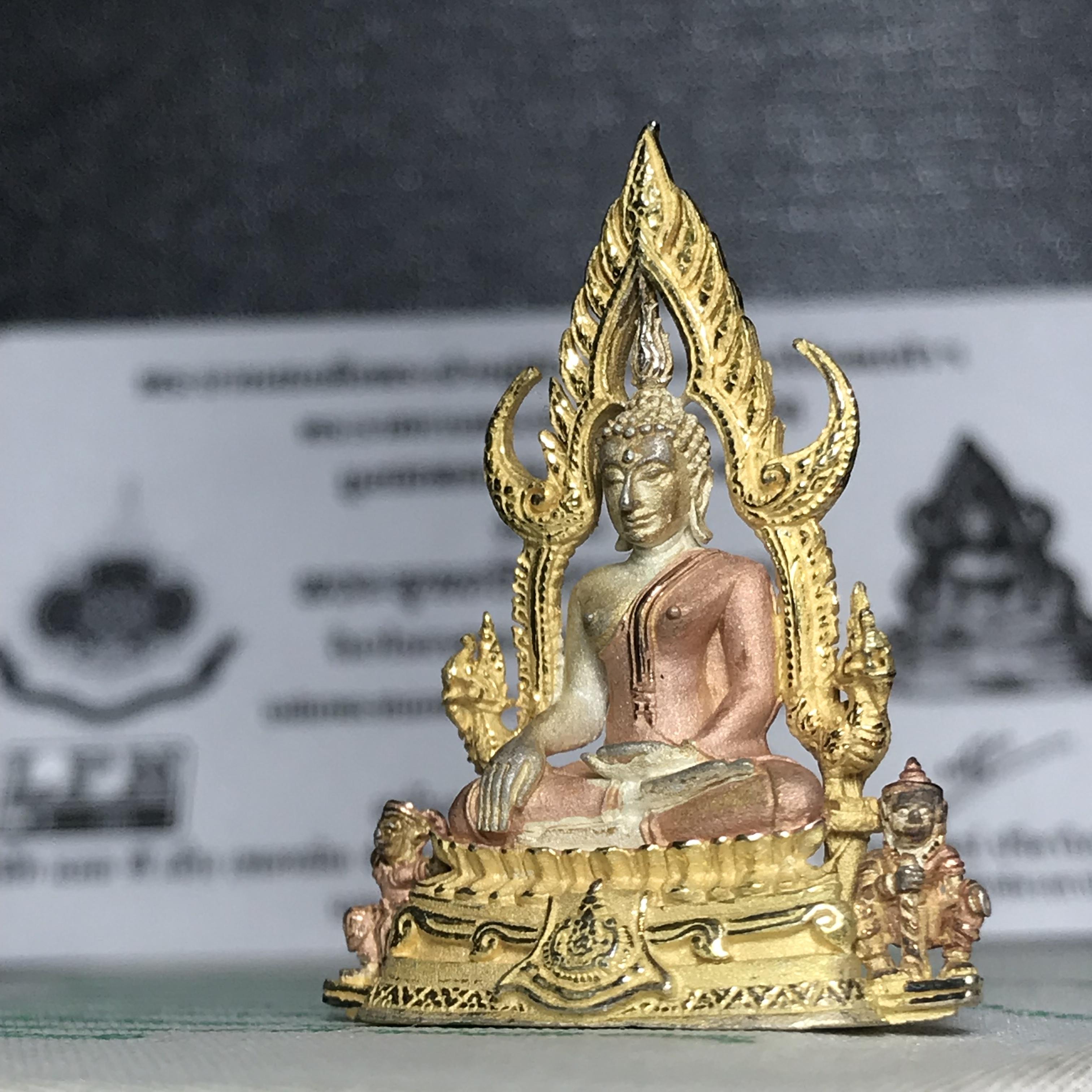 พระพุทธชินราช ภปร. ในวโรกาสพระราชพิธีมหามงคล เฉลิมพระชนมายุ6รอบ 5ธันวาคม2542) เนื้อเงินสามกษัตริย์ พิมพ์ขนาดใหญ่ พร้อมกล่องบรรจุและใบรับรองเดิม