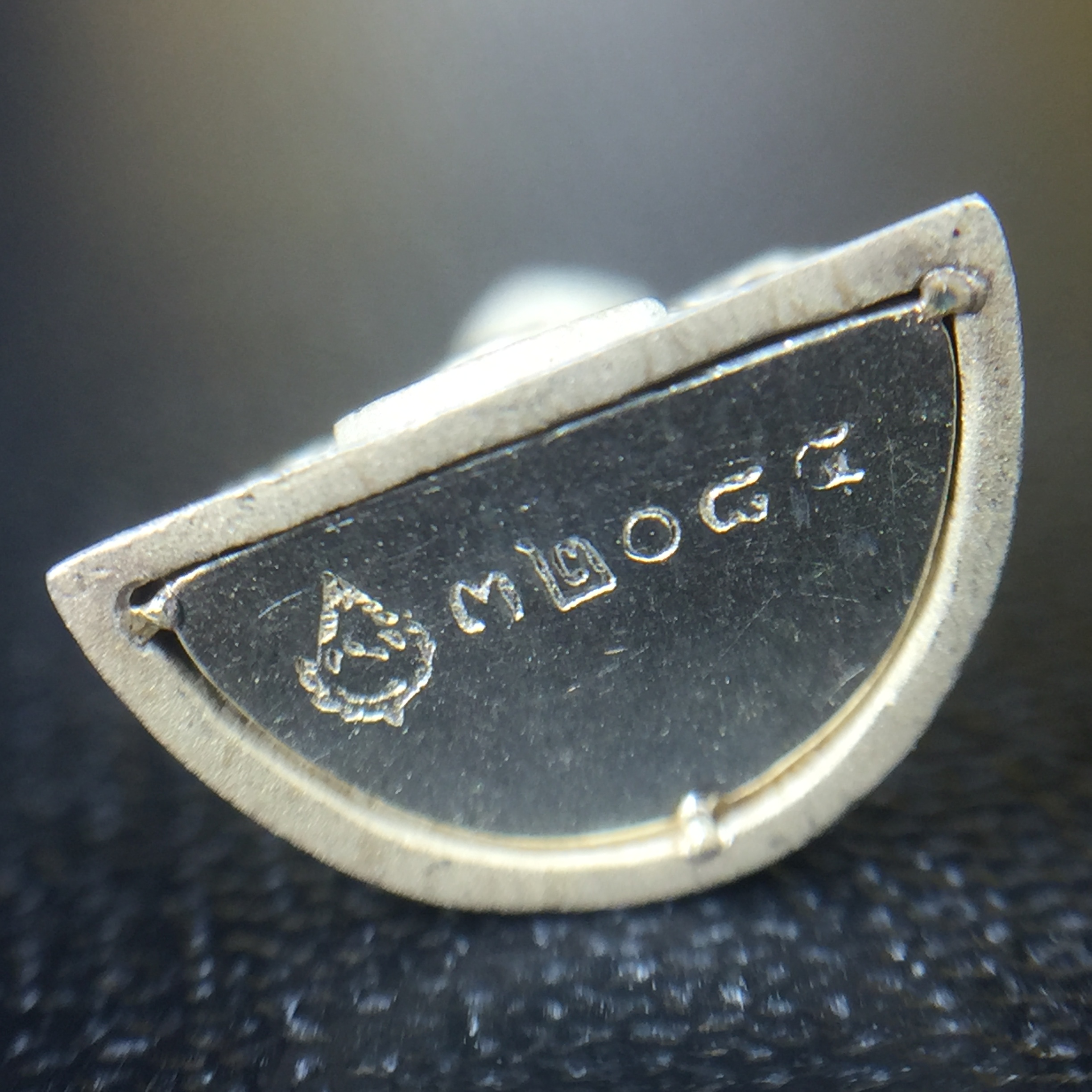 พระแก้วมรกต(จำลอง)ลอยองค์ ขนาดหน้าตัก 1/4 นิ้ว ทรงเครื่องฤดูร้อน เนื้อเงิน ตราสัญลักษณ์ฉลองสิริราชสมบัติครบ 60 ปี พ.ศ.2549