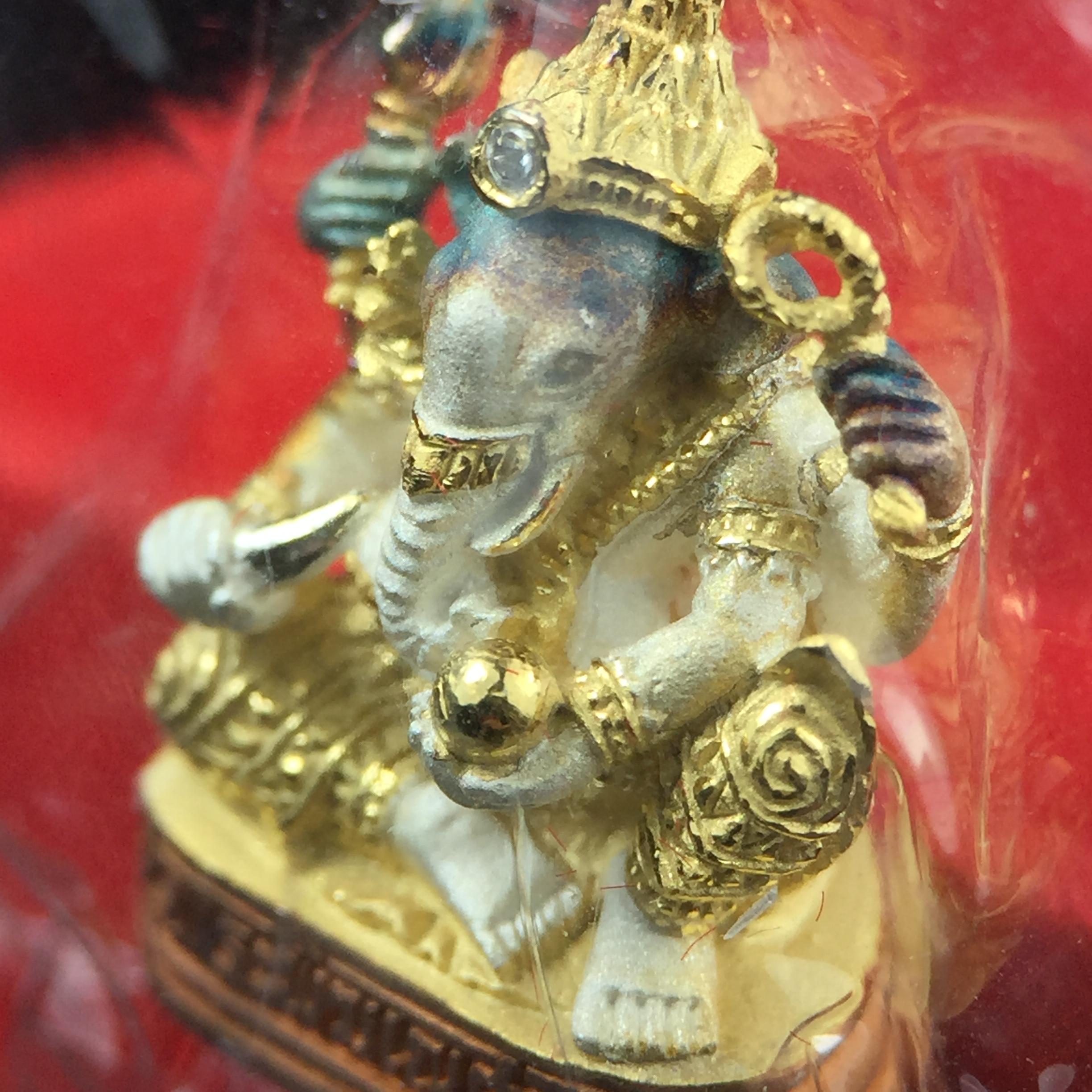 พระพิฆเณศวร วัดบวรนิเวศวิหาร ปี 2542 เนื้อเงินสามกษัตริย์พ่นทรายขัดเงาบางส่วน(ฝังพลอย1เม็ด)(ขนาด 2* 1.4 ซม.) สภาพสวยซีนซองเดิมพร้อมกล่องบรรจุเดิม ตอกโค๊ดหมายเลขกำกับ(ผิวเดิมขึ้นสีรุ้งธรรมชาติ สวย)(คัดสภาพสวยเดิม พิธีใหญ่ พุทธศิลป์งดงาม)