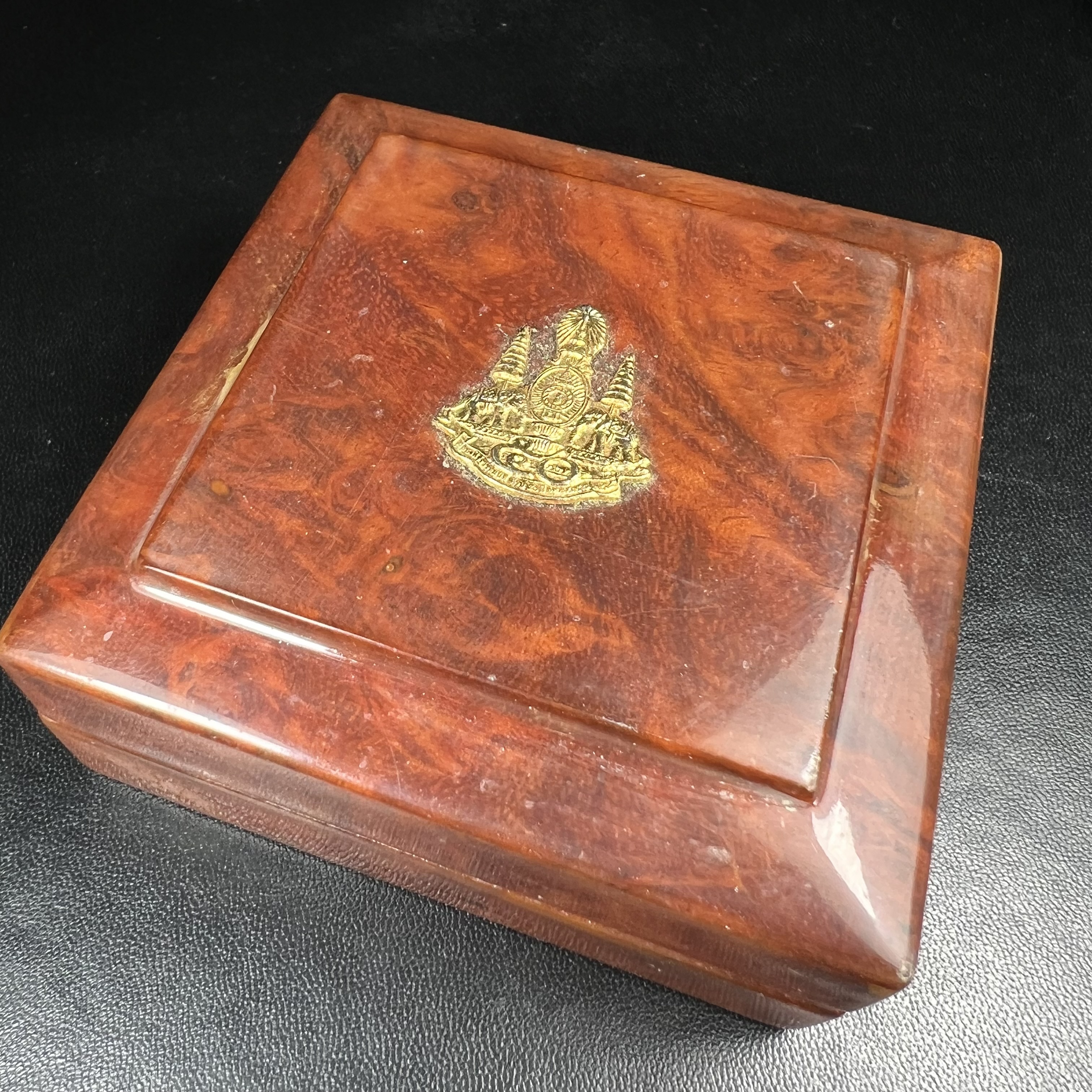 เหรียญรูปเหมือนพระญาณวิทยาคมเถร (หลวงพ่อคูณ ปริสุทโธ)ชุดกาญจนาภิเษกครองราชย์ครบ 50 ปี วัดบวรนิเวศวิหาร ปี 2538 เหรียญหล่อเนื้อนวโลหะ(พิเศษกรรมการมีรอยจาร ตอกโค๊ดหมายเลข ๓๒๗)(หายากพบเจอน้อยมาก)(พร้อมกล่องบรรจุเดิมลายไม้สีน้ำตาลมีตรากาญจนา) พิธีใหญ่