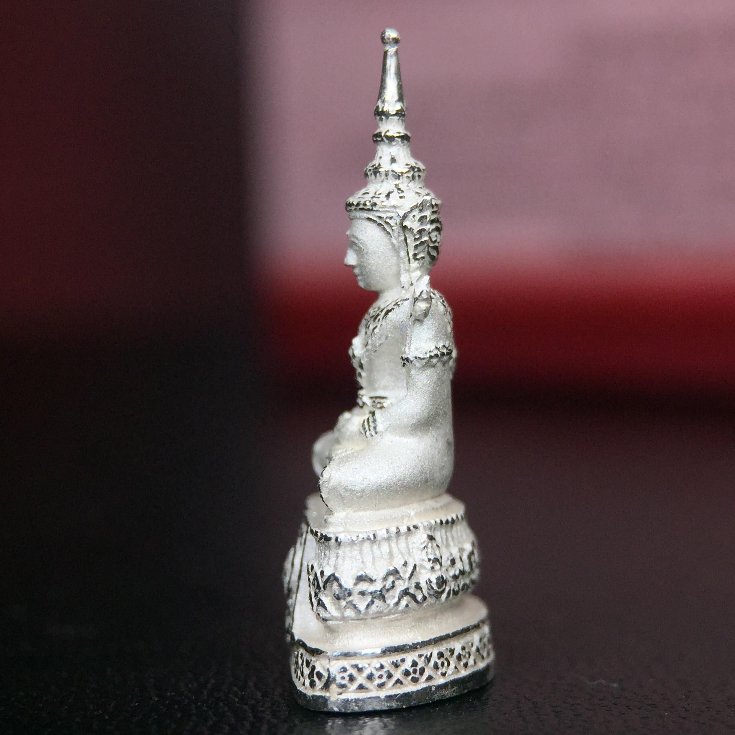 พระแก้วมรกต ภปร.(รุ่นแรก) ปี2545 จัดสร้างในมหาวโรกาส พระบาทสมเด็จพระเจ้าอยู่หัวรัชกาลที่ 9 ครบรอบ 75 พรรษา และฉลองกรุงรัตนโกสินทร์ครบ 220 ปี พิมพ์ลอยองค์เล็ก เนื้อเงินบริสุทธิ์ 92.5% ขนาด 10*19 มม. พร้อมกล่องบรรจุเดิม สวยครบสมบูรณ์(องค์หมายเลข 2541)