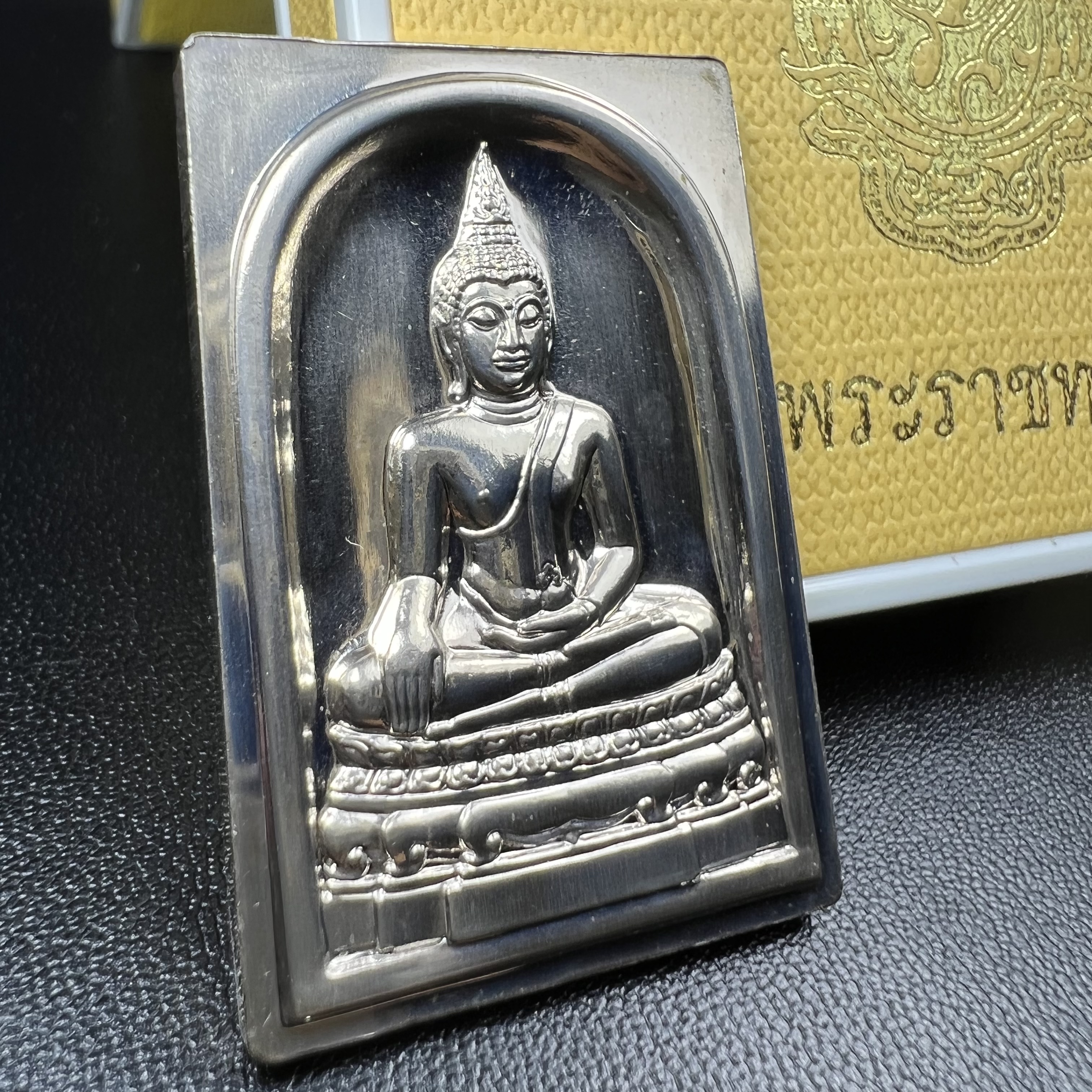 พระพุทธชินสีห์ หลังตรา ปรมาภิไธยย่อ ภปร. ในวโรกาสเฉลิมพระชมพรรษาในหลวงรัชกาลที่9 ครบ 7 รอบ และ ที่ระลึกสมโภชวัดบวรนิเวศวิหารครบ 175 ปี พ.ศ.2554 เหรียญเนื้อเงิน พิมพ์ใหญ่ ขนาดสูง 3.8 ซม. พร้อมกล่องบรรจุเดิมพระราชทาน(1 ใน 1585 เหรียญ)หายาก