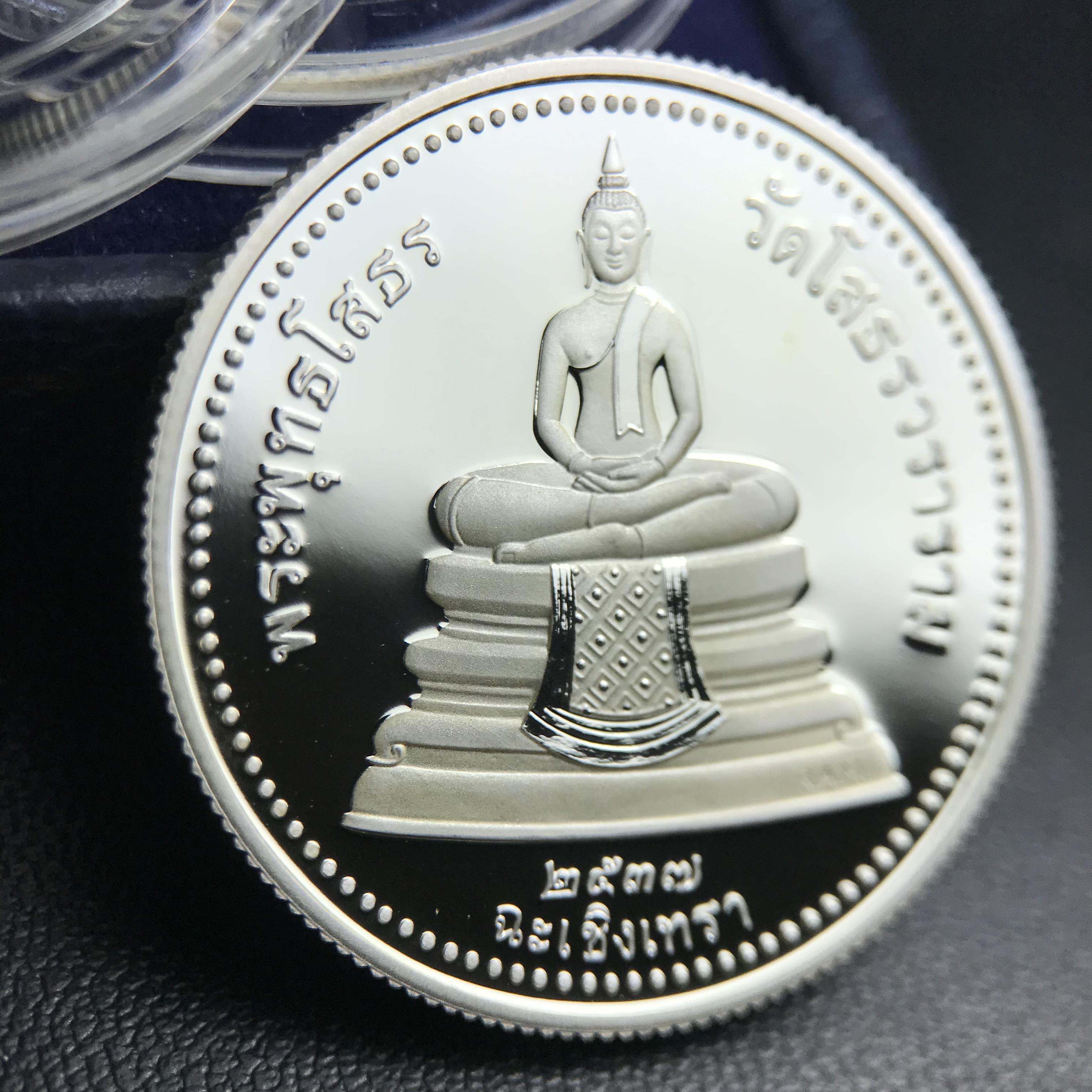 เหรียญพระพุทธโสธร 2 หน้า วัดโสธรวรารามวรวิหาร จ.ฉะเชิงเทรา ปี 2537เนื้อเงินขัดเงาสองหน้า ขนาด 2.8 ซ.ม. บล็อกนอก ผลิตที่โรงกษาปณ์ Royal Australian Mint ประเทศออสเตรเลีย พร้อมกล่องบรรจุเดิม สภาพสวย