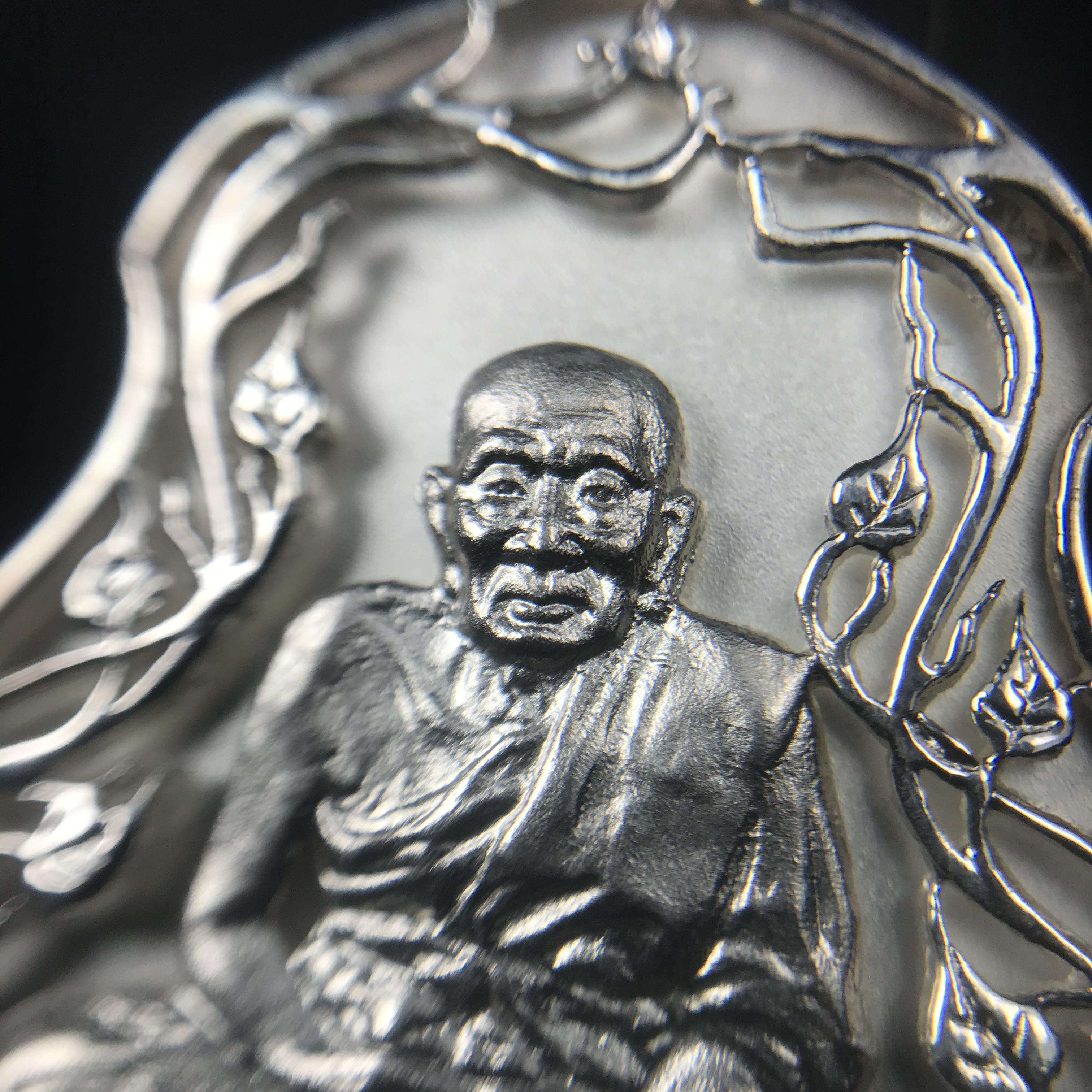 เหรียญหลวงปู่ทวด พระนามาภิไธย สก. แบบงานฉลุโบราณ(HAND MADE) ปี 2544 เนื้อเงิน(1 ใน 2000 เหรียญ)