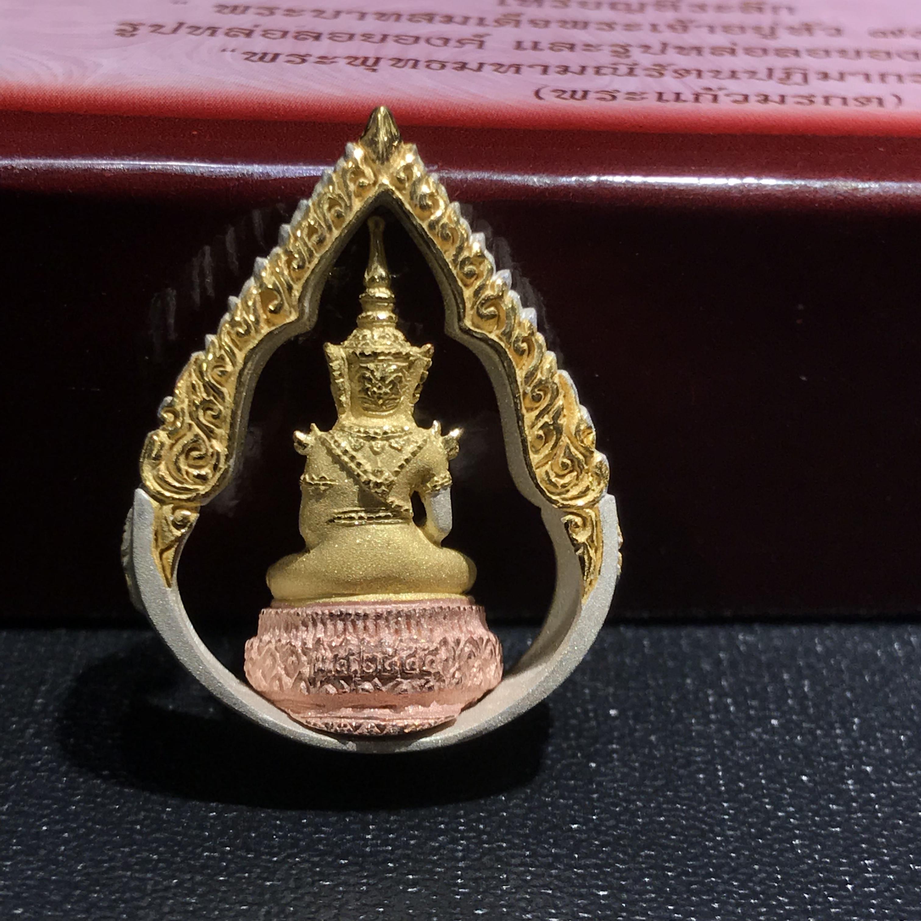 พระแก้วมรกต ภปร(รุ่นแรก) ปี2545 รุ่นฉลองกรุงรัตนโกสินทร์ครบ 220 ปี พิมพ์ลอยองค์ทรงหยดน้ำ เนื้อเงิน3กษัตริย์