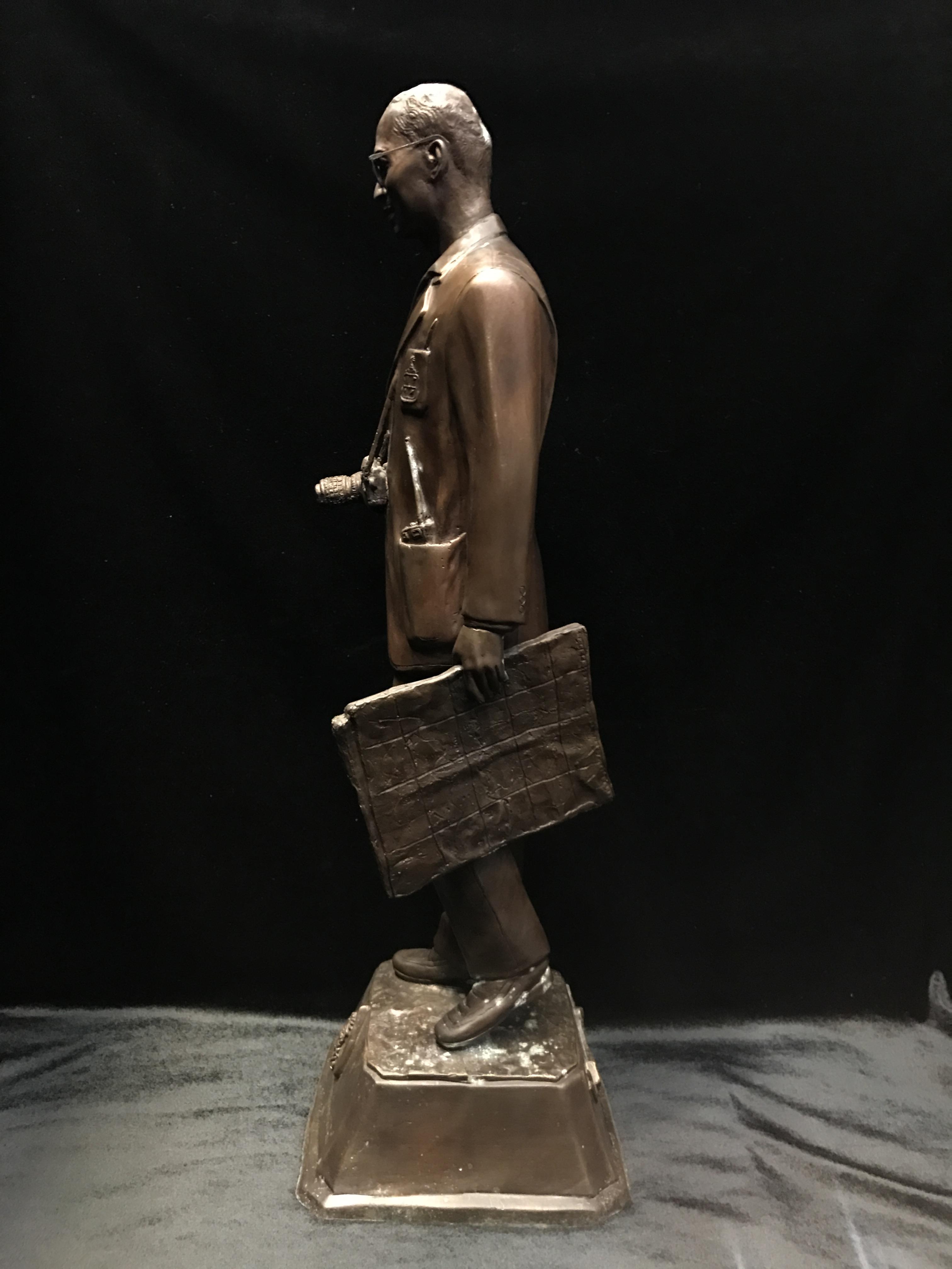 พระบรมรูป รัชกาลที่ 9 แบบทรงงาน(พระทรงเป็นยิ่งกว่ามหากษัตริย์) วัดญาณสังวรวราราม ปี2539 เนื้อโลหะผสมรมดำ ฐานกว้าง 6.5 นิ้ว สูง 22 นิ้ว(1ใน599องค์)