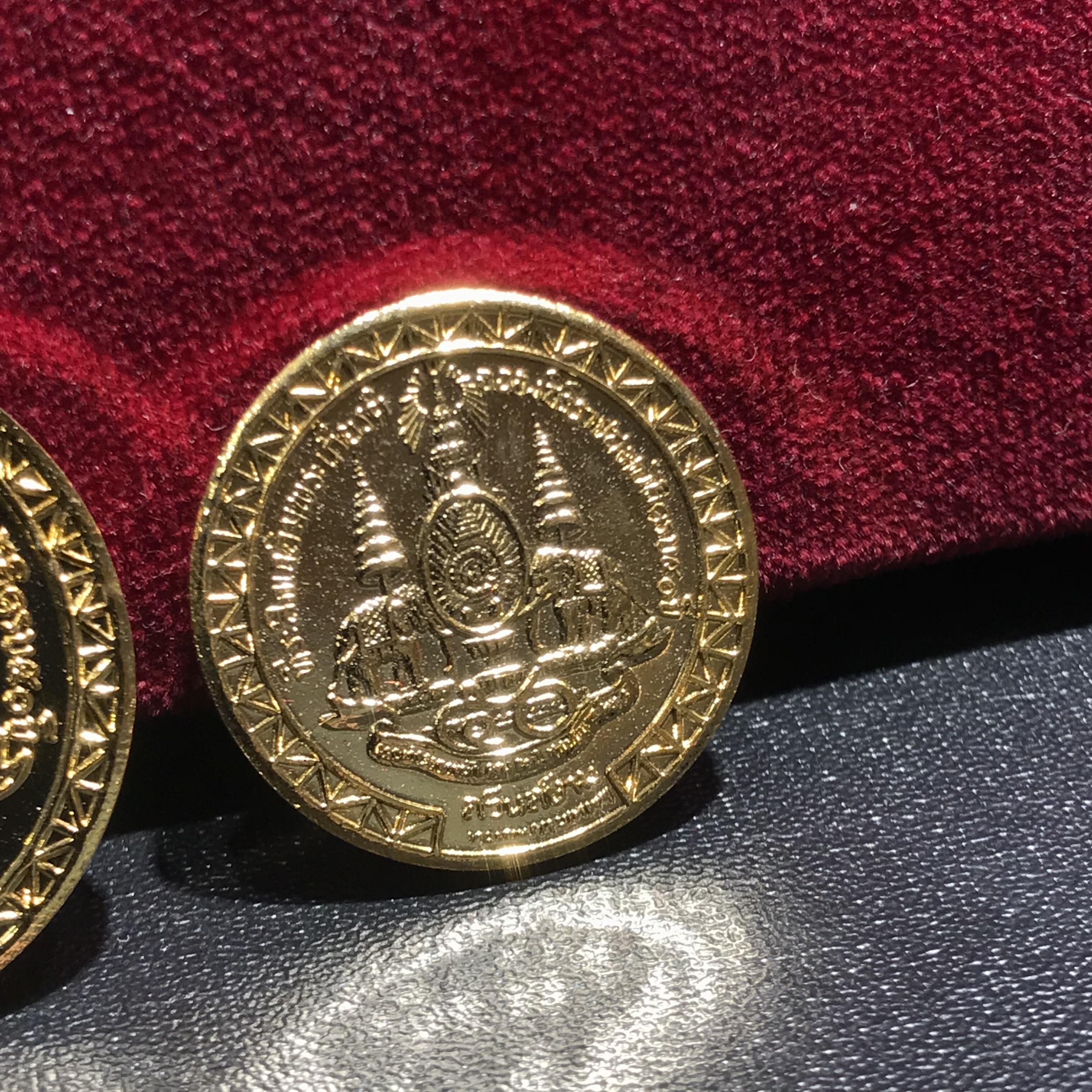 เหรียญที่ระลึกเฉลิมพระเกียรติ์ ฉลองสิริราชสมบัติ ครบ 50ปี รัชกาลที่9 ตรากาญจนาภิเษก สวนสยามทะเลกรุงเทพ จัดสร้าง ปี2539(ครบชุดพร้อมกล่องบรรจุเดิม)