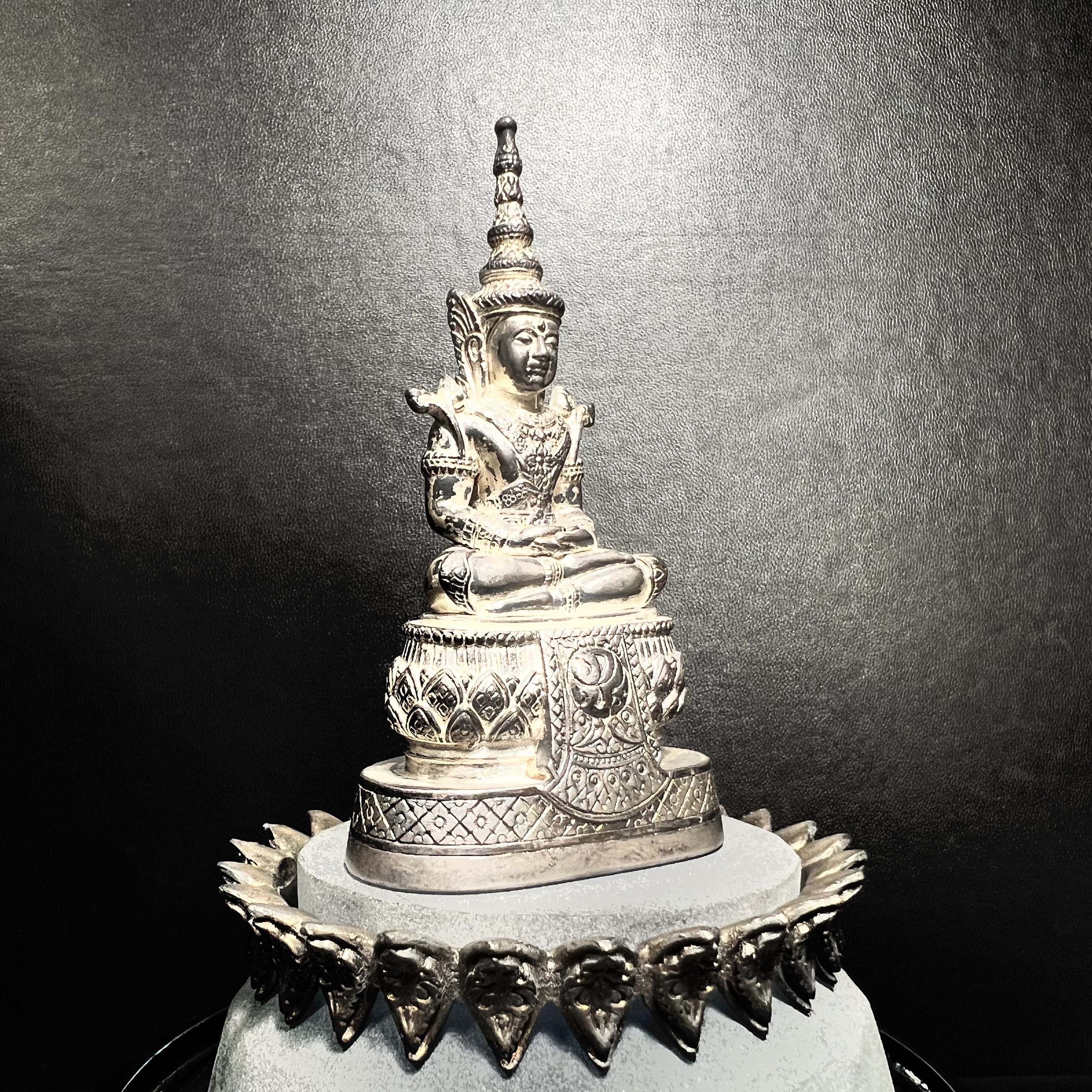 พระแก้วมรกต ภปร.(รุ่นแรก) ปี2545 จัดสร้างในมหาวโรกาส พระบาทสมเด็จพระเจ้าอยู่หัวรัชกาลที่ 9 ครบรอบ 75 พรรษา และฉลองกรุงรัตนโกสินทร์ครบ 220 ปี หล่อลอยองค์ เนื้อเงินบริสุทธิ์99.9% ขนาดบูชา 50*90 มม. พร้อมฐานวางครอบแก้วเดิม(สวยงามและหายากมาก)(1ใน3000องค์)