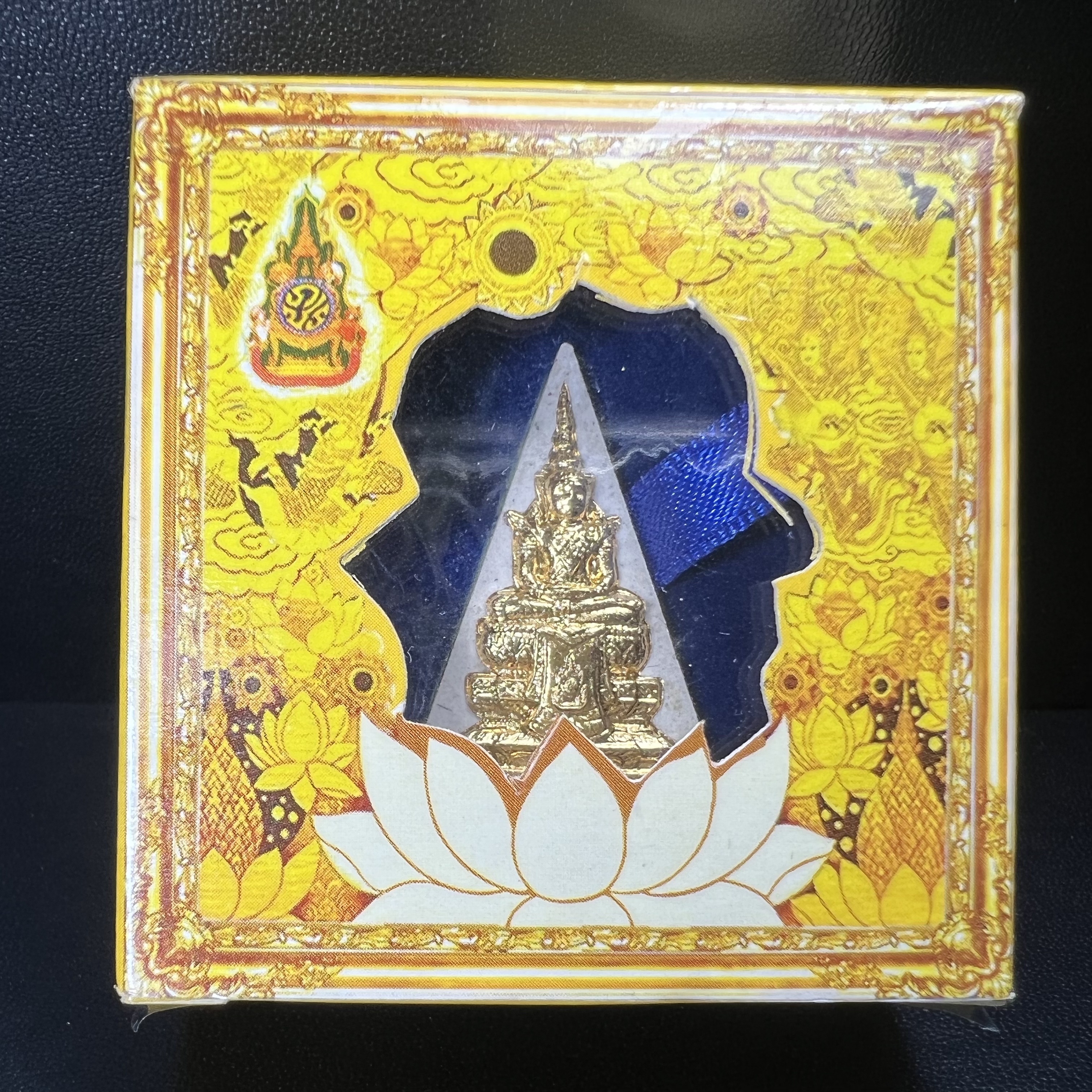 พระแก้วมรกต(จำลอง)ทรงเครื่องฤดูร้อน พระผงบูชา ด้านหน้าปิดทอง ด้านหลังตราฉลองสิริราชสมบัติครบ 60ปี เนื้อเงินขึ้นสีรุ้งธรรมชาติสร้างสรรค์งดงาม(รุ่นนี้ได้พระราชทานเส้นพระเจ้า(เส้นผม)รัชกาลที่9ในการจัดสร้าง)***องค์นี้พิเศษมองเห็นเส้นผมติดอยู่ด้านหลังชัดเจน***