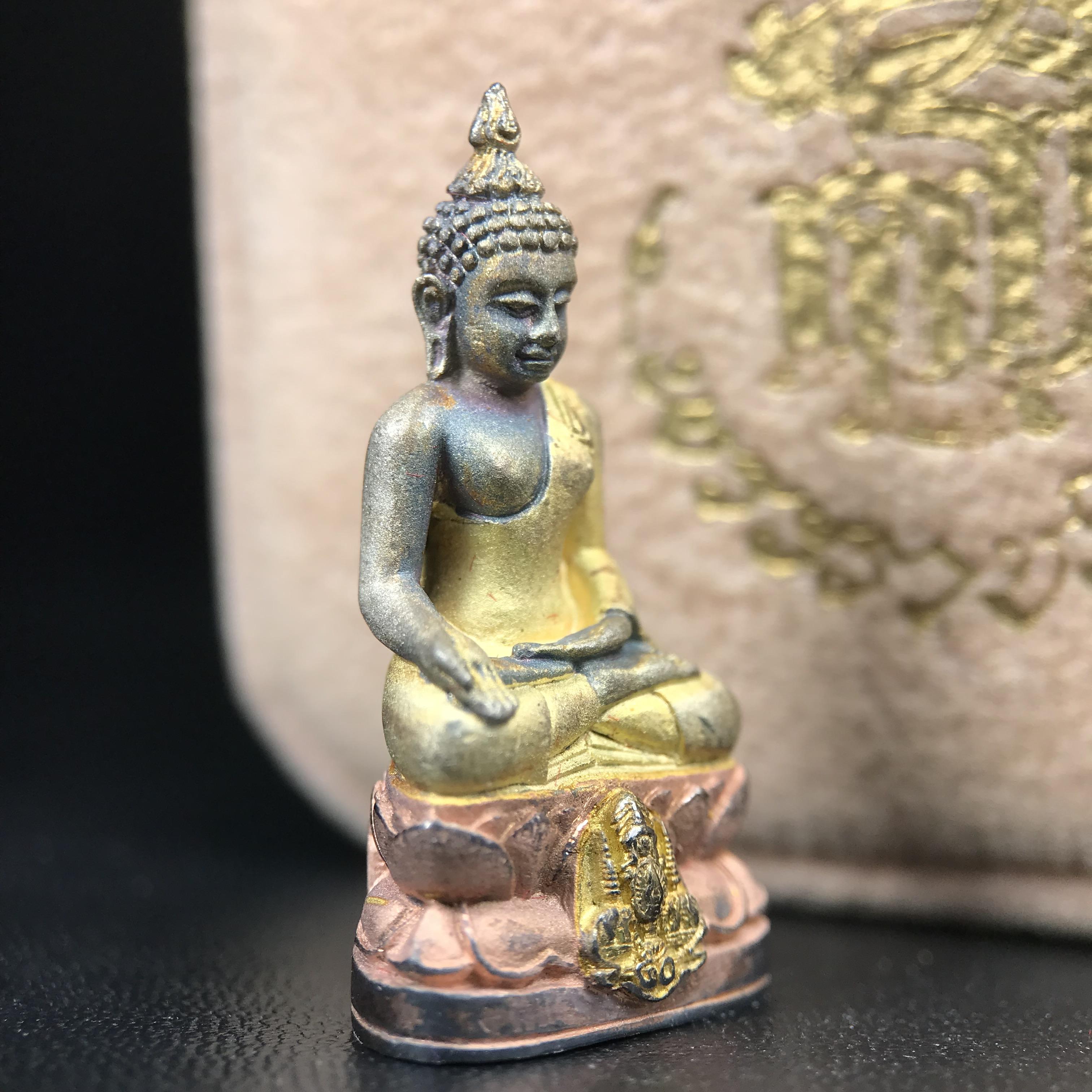 พระกริ่งไพรีพินาศ ตรากาญจนาภิเษกครองสิริราชสมบัติครบ 50 ปี รัชกาลที่9 ปี2540 เนื้อเงินสามกษัตริย์(ผิวเดิมสวย ครบ สมบูรณ์)พร้อมกล่องบรรจุเดิมครบ ชุดพระราชทาน(หายาก)(เข้มขลังทรงอานุภาพยิ่งใหญ่กำราบศัตรูพ่ายสิ้น พระไพรีพินาศ)(หายากพบเจอได้น้อยมาก)1ใน 539องค์