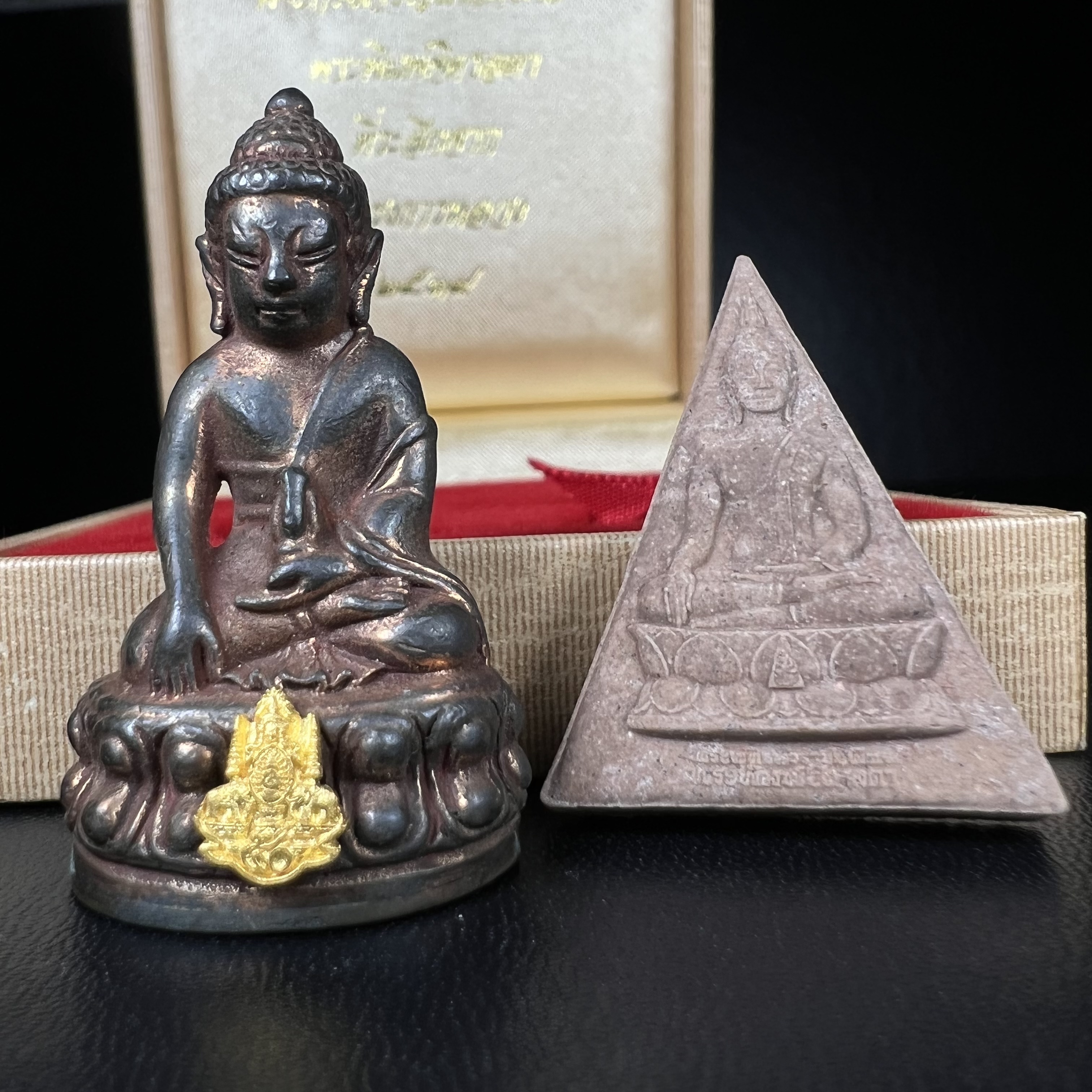 พระกริ่งเจริญโภคทรัพย์ พระพิมพ์จิตรลดา ที่ระลึกโครงการหลวง ปี 2539 ฉลองครองราชสมบัติครบ 50 ปี รัชกาลที่ 9 ตรากาญจนาภิเษกทองคำ(เนื้อทองคำแท้)(ชุดกรรมการหายาก)(1ใน1999ชุด)