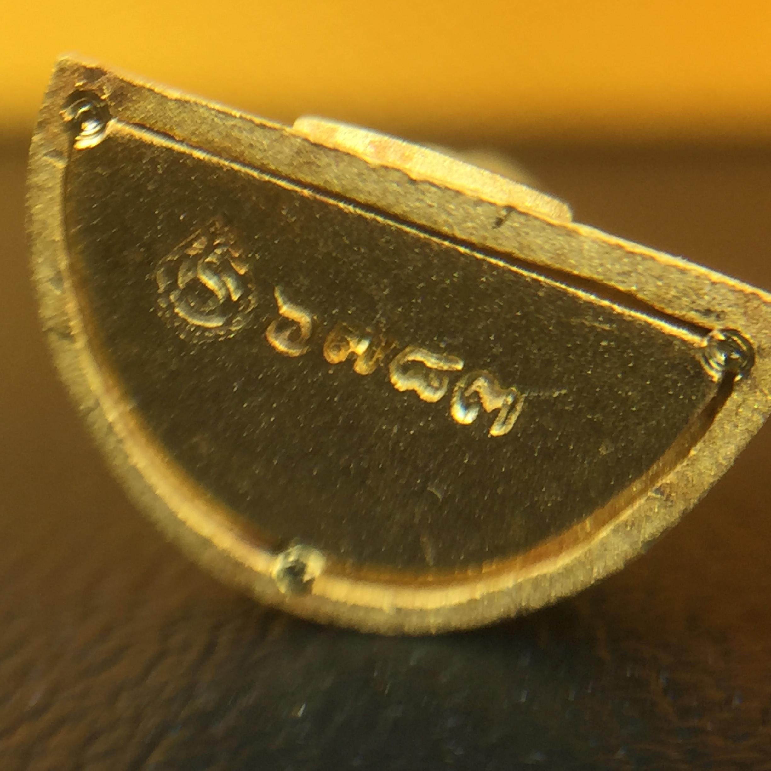 พระแก้วมรกต(จำลอง)ลอยองค์ ขนาดหน้าตัก 1/4 นิ้ว(พิมพ์เล็ก) ทรงเครื่องฤดูร้อน เนื้อทองคำ ตราสัญลักษณ์ฉลองสิริราชสมบัติครบ 60 ปี พ.ศ.2549 (สวย กล่องการ์ดใบรับรอง ครบสมบูรณ์)