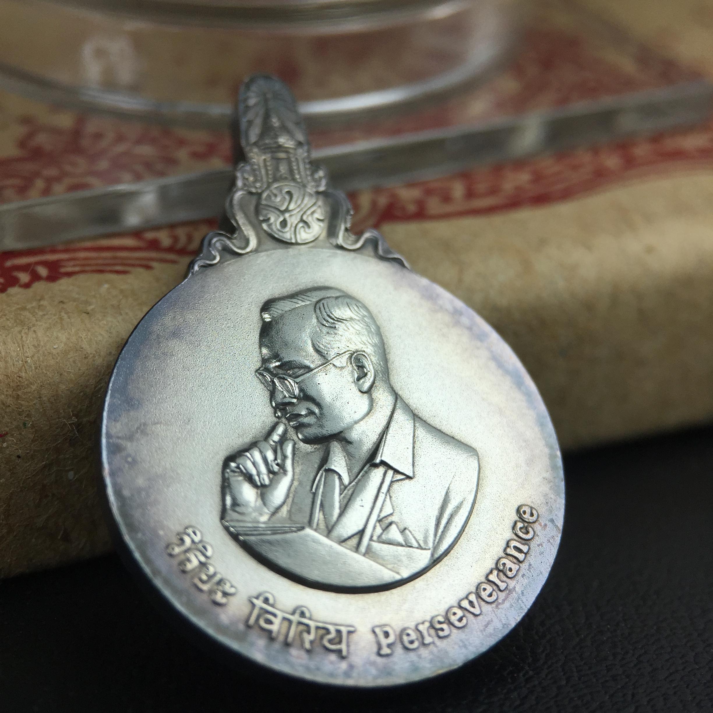 เหรียญพระมหาชนก ปี2542 พิมพ์เล็ก เนื้อเงินผิวเดิมสีรุ้งธรรมชาติแบบนิยม พร้อมหนังสือสภาพสวยครบชุด(เหรียญแห่งความเพียร)