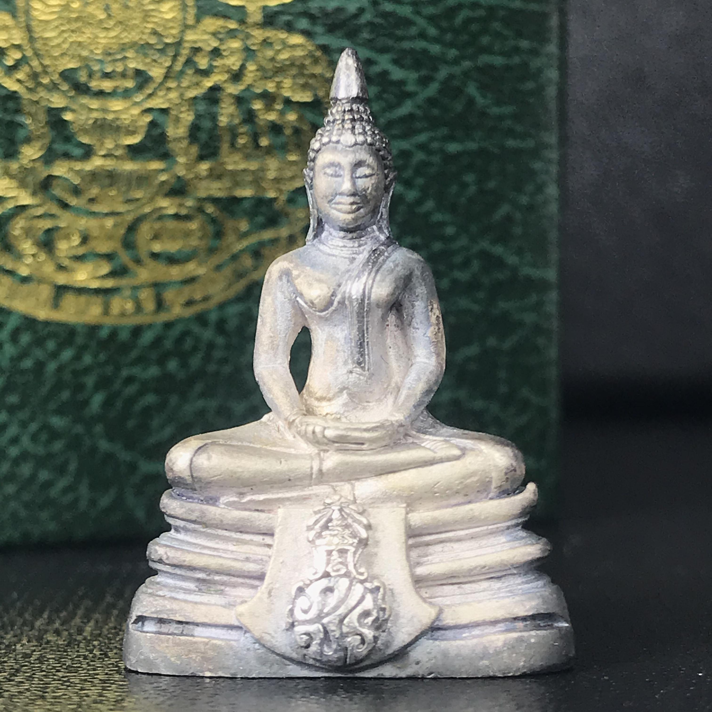 พระพุทธโสธร ภปร. รุ่นย้อนยุค สร้างพระอุโบสถ สมาคมชาวฉะเชิงเทรา จัดสร้าง ปี 2539 วโรกาสครองสิริราชสมบัติครบ 50 ปี เนื้อเงินทรายนวลขัดเงาบางส่วน(ผิวเดิม) พร้อมกล่องบรรจุและใบรับรองเดิม