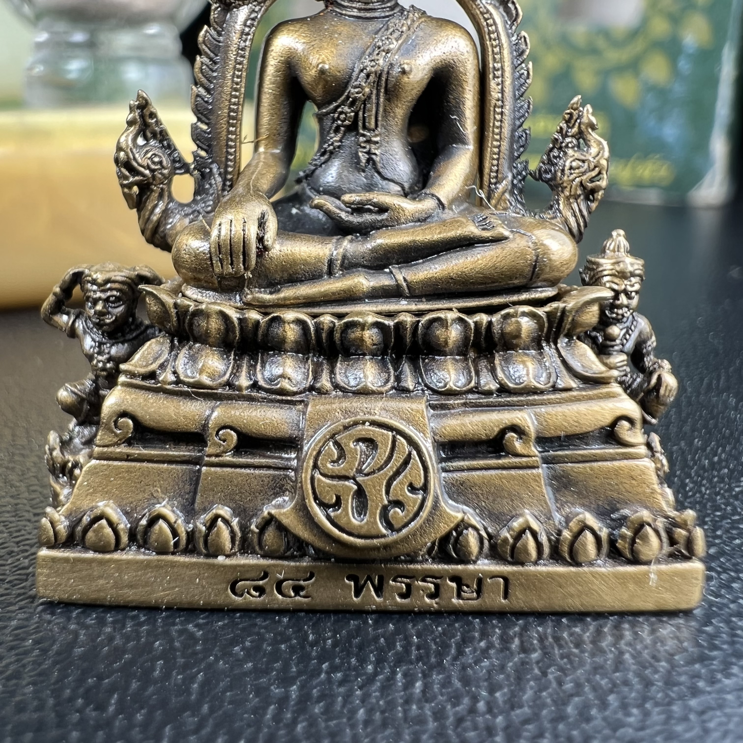 พระพุทธชินราช(จำลอง) ภปร 84 พรรษา เนื้อบรอนซ์รมดำซาติน พิมพ์กลางขนาดหน้าตัก 1/2 นิ้ว )(พระราชทานมวลสาร จิตรลดาและเส้นพระเจ้า(เส้นผม)รัชกาลที่9)