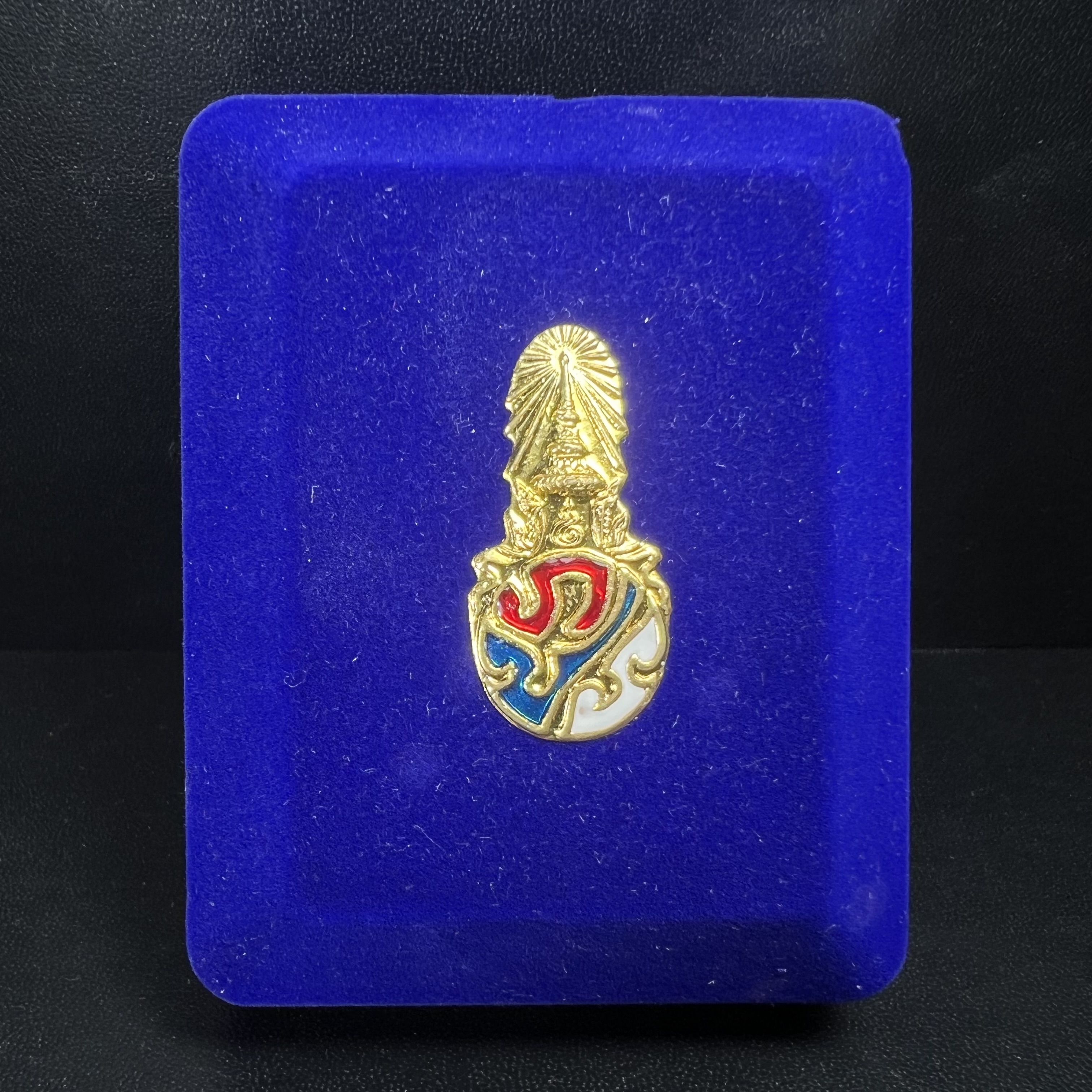 เหรียญพระพุทธสิงหธรรมมงคล ภปร. ปี 2547 ทรงหยดน้ำ ด้านหลังมี ภ.ป.ร. (ชนวนเก่า)เนื้อโลหะผสม ชุบทองสามกษัตริย์ สูง 3.3ซม.พิธีใหญ่ มวลสารดี ปลุกเสกวัดพระแก้ว(งานเลี่ยมกรอบเดิมจากผู้จัดสร้างห่อหุ้มด้วยทองนพเกล้า)