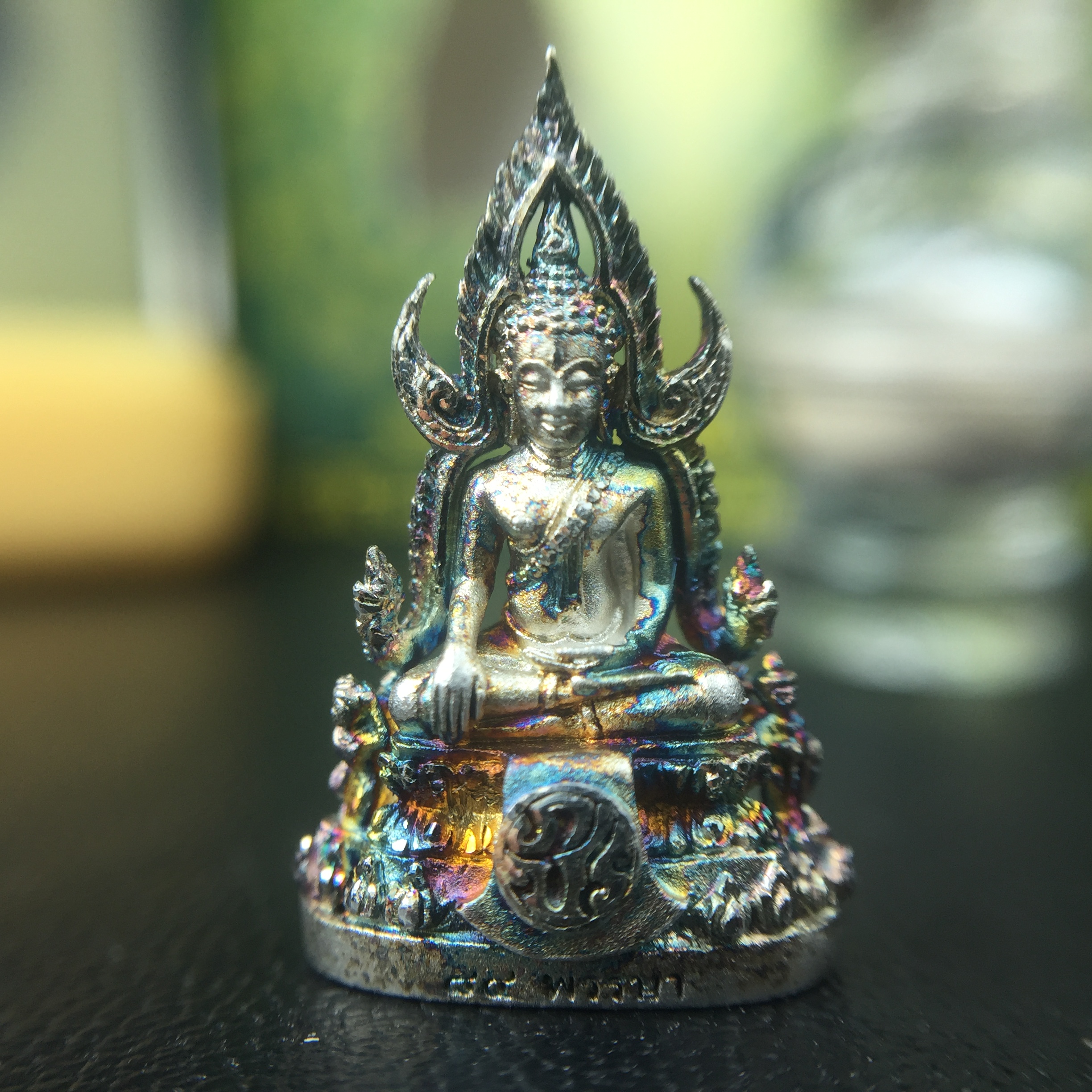 พระพุทธชินราช(จำลอง) ภปร. 84 พรรษา เนื้อเงินชุบทองคำขาว พิมพ์เล็กขนาดหน้าตัก 1/4 นิ้ว (สภาพผิวเดิมสวย ขึ้นสีรุ้งธรรมชาติ แบบนิยม)(พระราชทานมวลสาร จิตรลดาและเส้นพระเจ้า(เส้นผม))