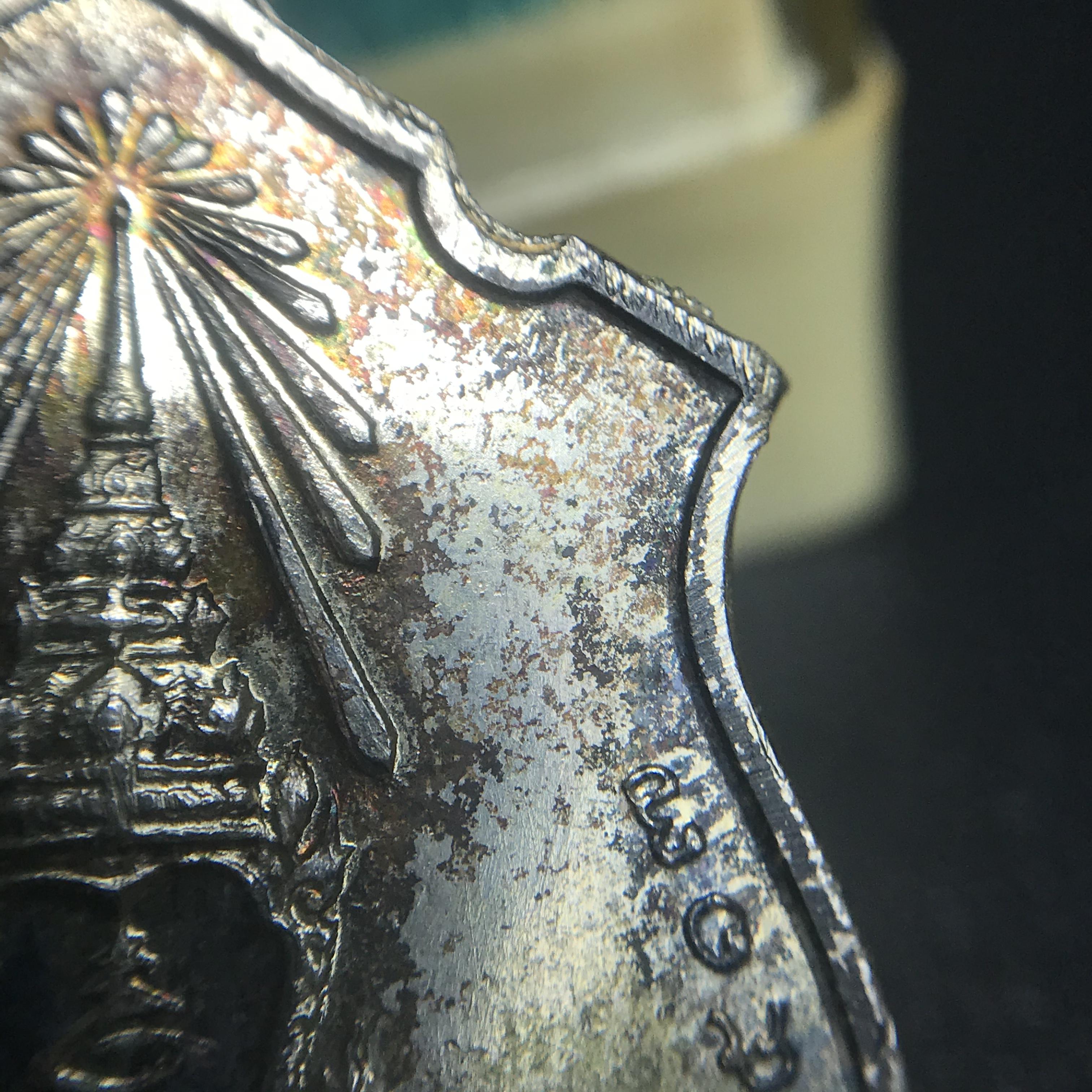 เหรียญในหลวงทรงผนวช กองทัพภาคที่3 ปี2517 เนื้อเงิน(ในหลวงรัชกาลที่9เสด็จในพิธี)(คัดสภาพสวย ผิวเดิม เส้นวงเดือนวิ่งคมชัด สวยมาก)(1ใน2000เหรียญ)