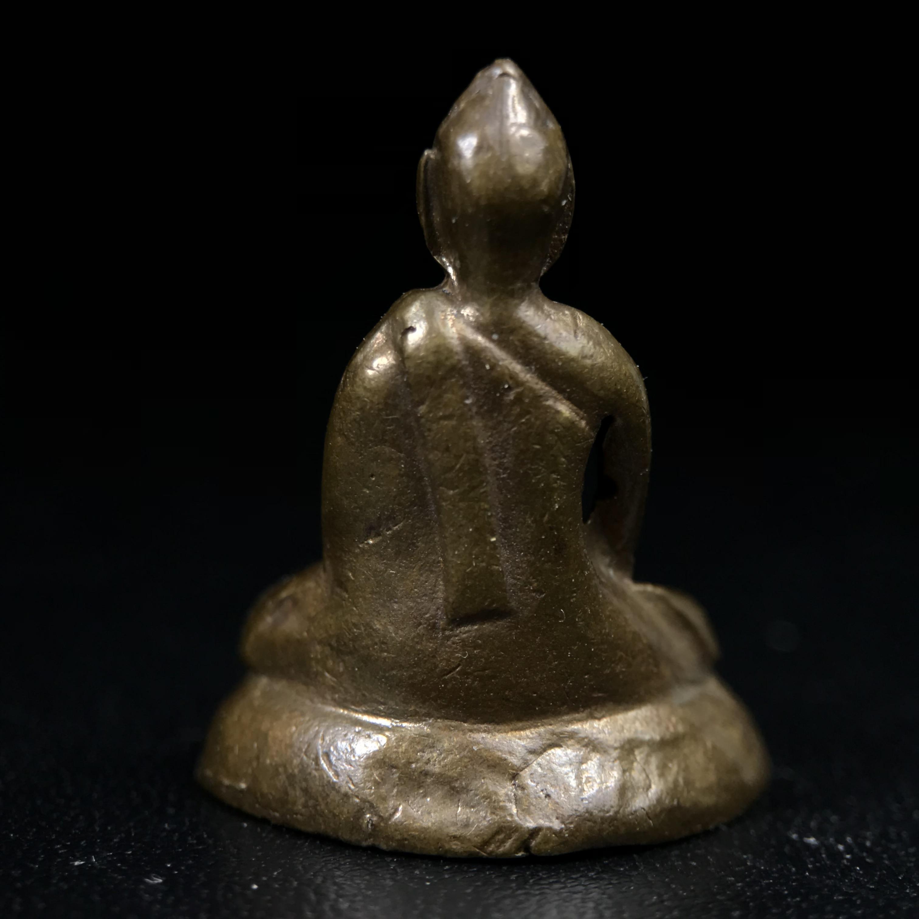 พระกริ่งฝีพระหัตถ์สมเด็จย่า ขนาดห้อยบูชาขนาดเล็ก จัดสร้างขึ้นเนื่องในวาระครบ 6 รอบ เมื่อวันที่21 ตุลาคม พ.ศ.2515(ในหลวงรัชกาลที่ 9 เสด็จพระราชดำเนินทรงเททอง)ปลุกเสกยิ่งใหญ่ เกจิ 108 รูป ร่วมปลุกเสก คัดสภาพสวยแบบนี้พบเจอน้อยมาก หมายเลขต้นๆหลักร้อย หายากมาก