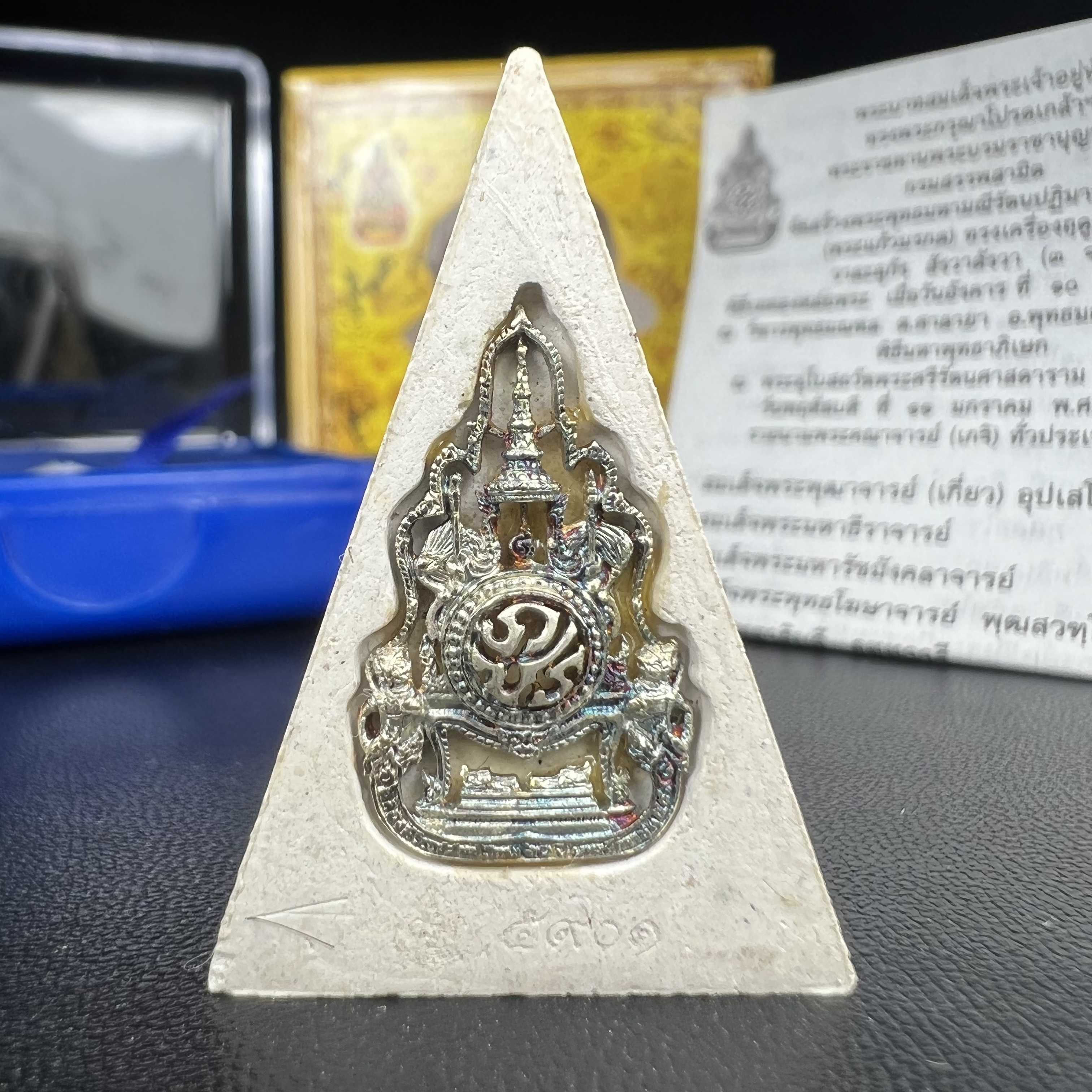 พระแก้วมรกต(จำลอง)ทรงเครื่องฤดูร้อน พระผงบูชา ด้านหน้าปิดทอง ด้านหลังตราฉลองสิริราชสมบัติครบ 60ปี เนื้อเงินขึ้นสีรุ้งธรรมชาติสร้างสรรค์งดงาม(รุ่นนี้ได้พระราชทานเส้นพระเจ้า(เส้นผม)รัชกาลที่9ในการจัดสร้าง)***องค์นี้พิเศษมองเห็นเส้นผมติดอยู่ด้านหลังชัดเจน***