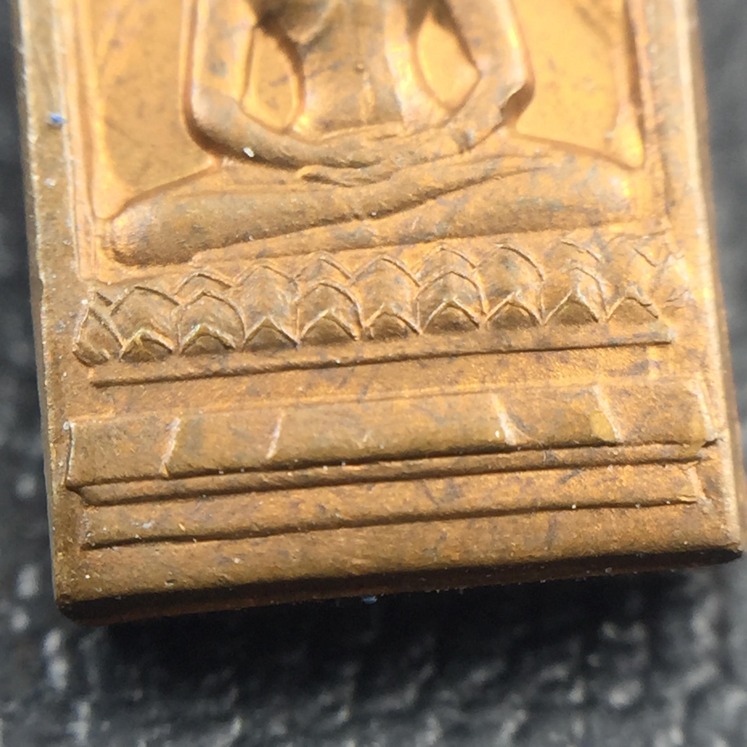 พระปรกใบมะขาม พระพุทธสิหิงค์ ภปร. ธรรมศาสตร์ 50ปี เนื้อทองแดง(ตอกสองโค๊ด ผ่านสองพิธีวาระ 50ปีและ60ปี หายากนิยม)(คัดสภาพสวย)(ในหลวงรัชกาลที่9 เสด็จเททอง)(พระปรกใบมะขาม ภปร. รุ่นแรก)(พิธีใหญ่ เกจิที่มีชื่อเสียงมาร่วมปลุกเสกจำนวนมาก ชนวนมาลสารเก่าเข้มขลัง )