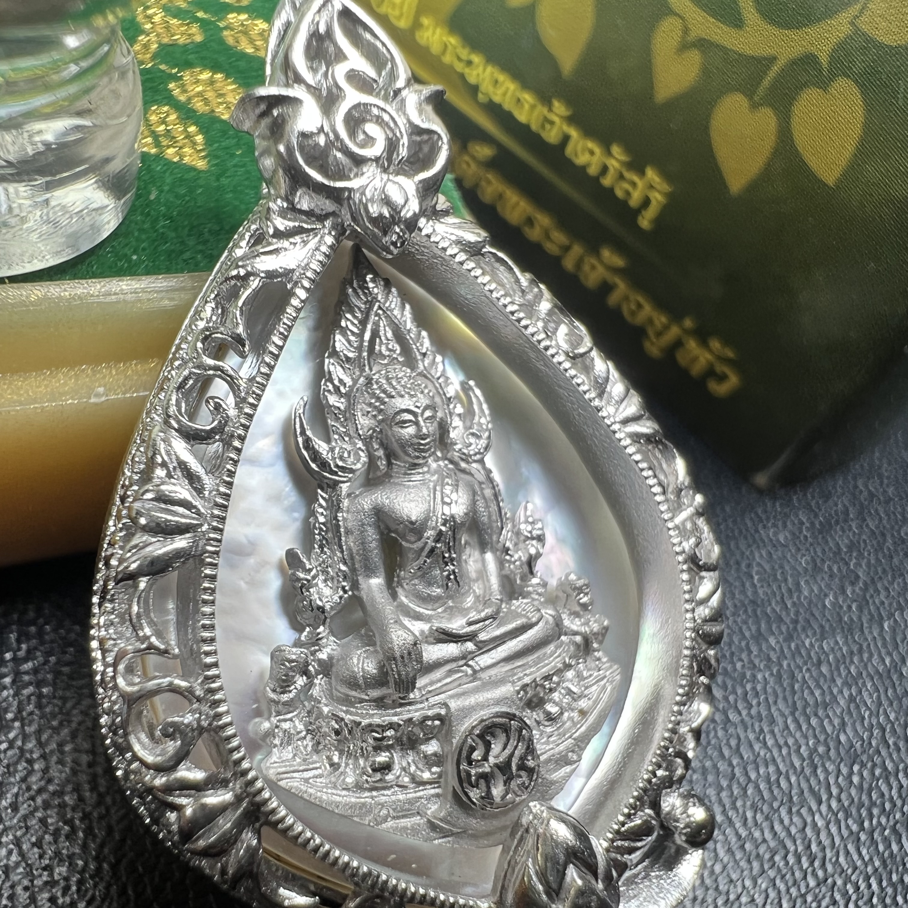 พระพุทธชินราช(จำลอง) ภปร. 84 พรรษา ทรงหยดน้ำ เนื้อเงินชุบทองคำขาว ขนาด 20*36 มม. (พระราชทานมวลสาร จิตรลดาและเส้นพระเจ้า(เส้นผม)รัชกาลที่9)งดงาม ทรงคุณค่า หายาก