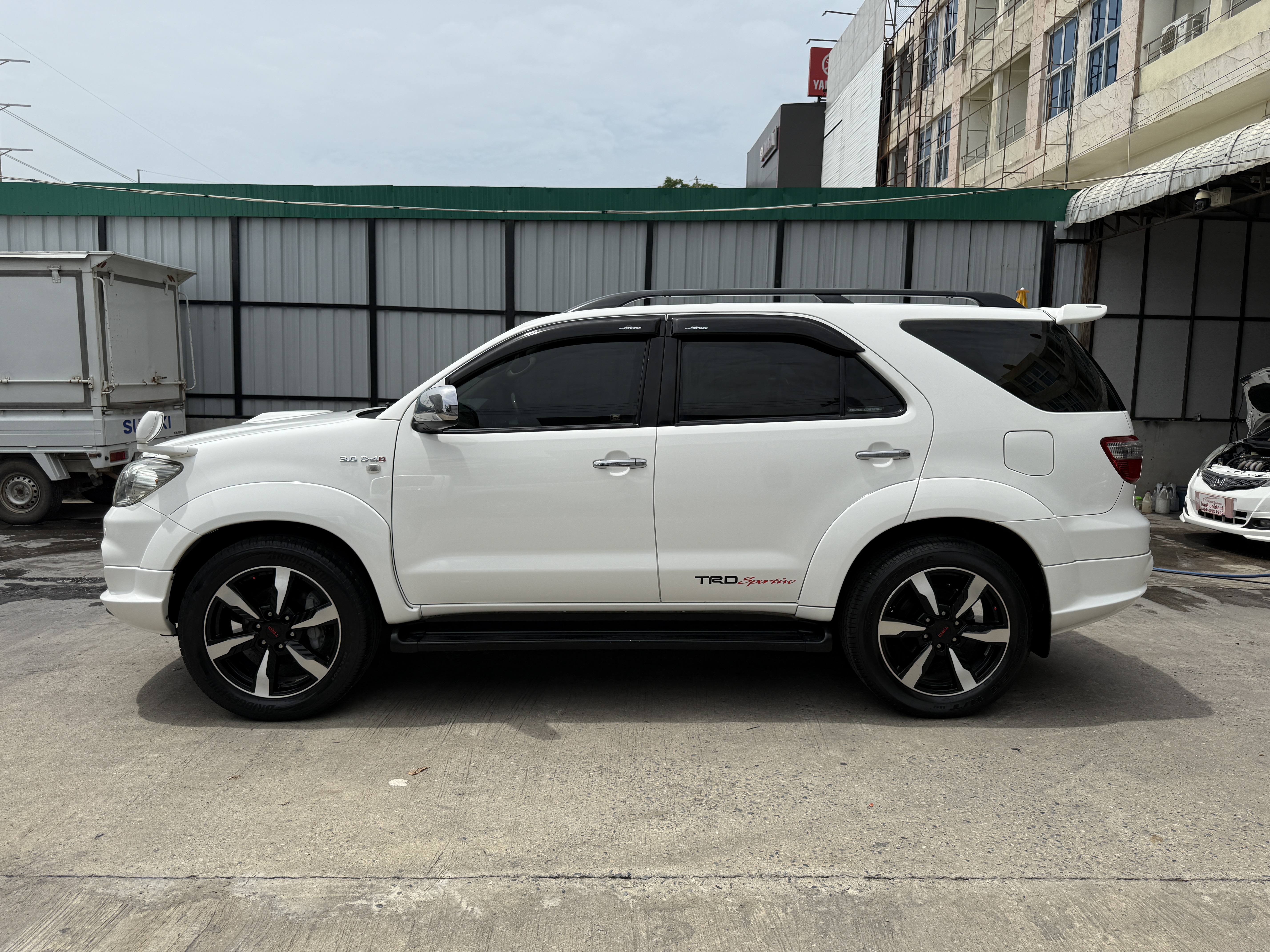 Toyota Fortuner 3.0 V 4WD TRD Sportivo At 2011 ขาว