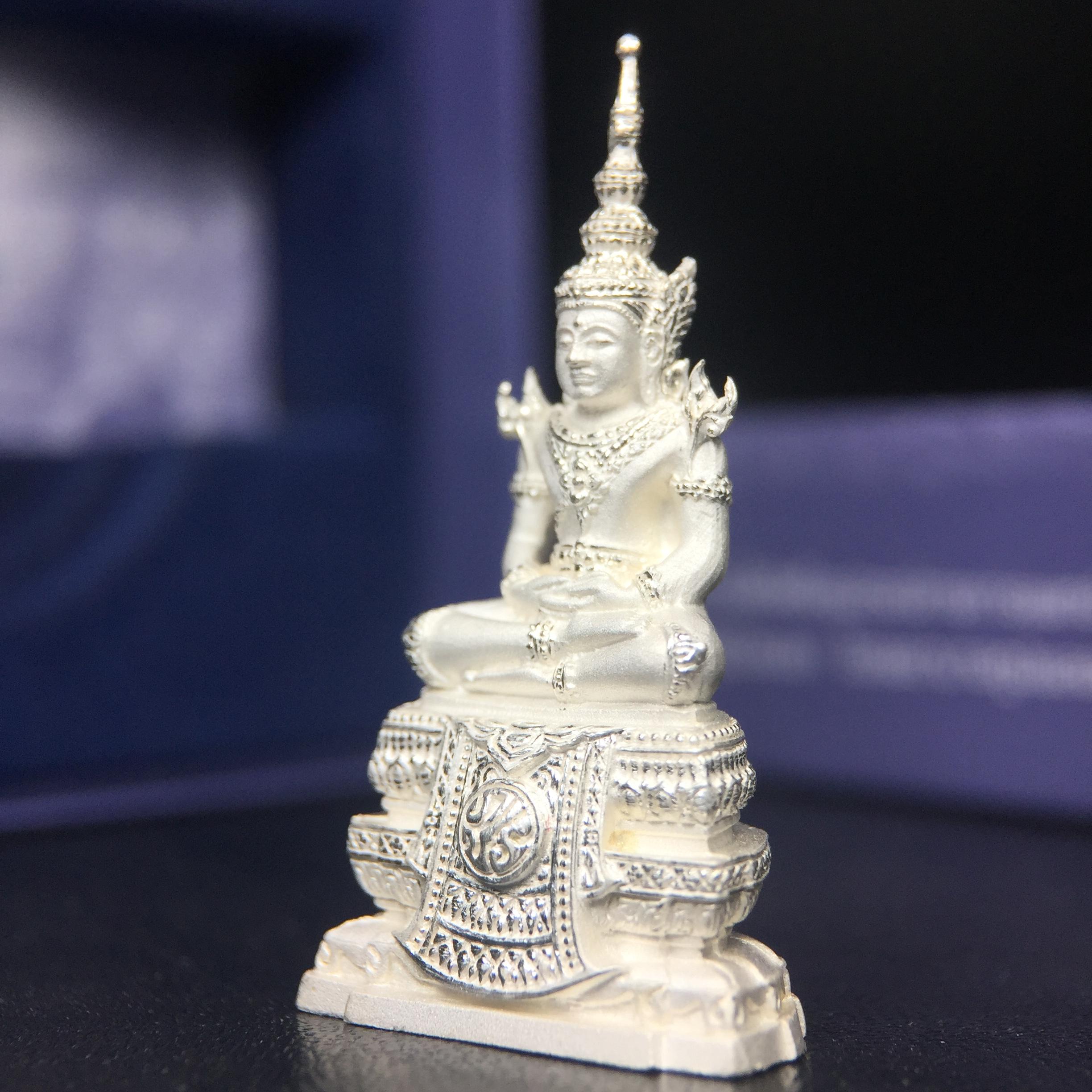 พระแก้วมรกต ภปร. ปี2547 จัดสร้างโดย รพ.ภูมิพลฯ เนื้อเงิน ลอยองค์ หน้าตัก 1/2 นิ้ว งดงามทรงคุณค่าอีกหนึ่งรุ่นยอดนิยม หายาก(1ใน3000องค์)