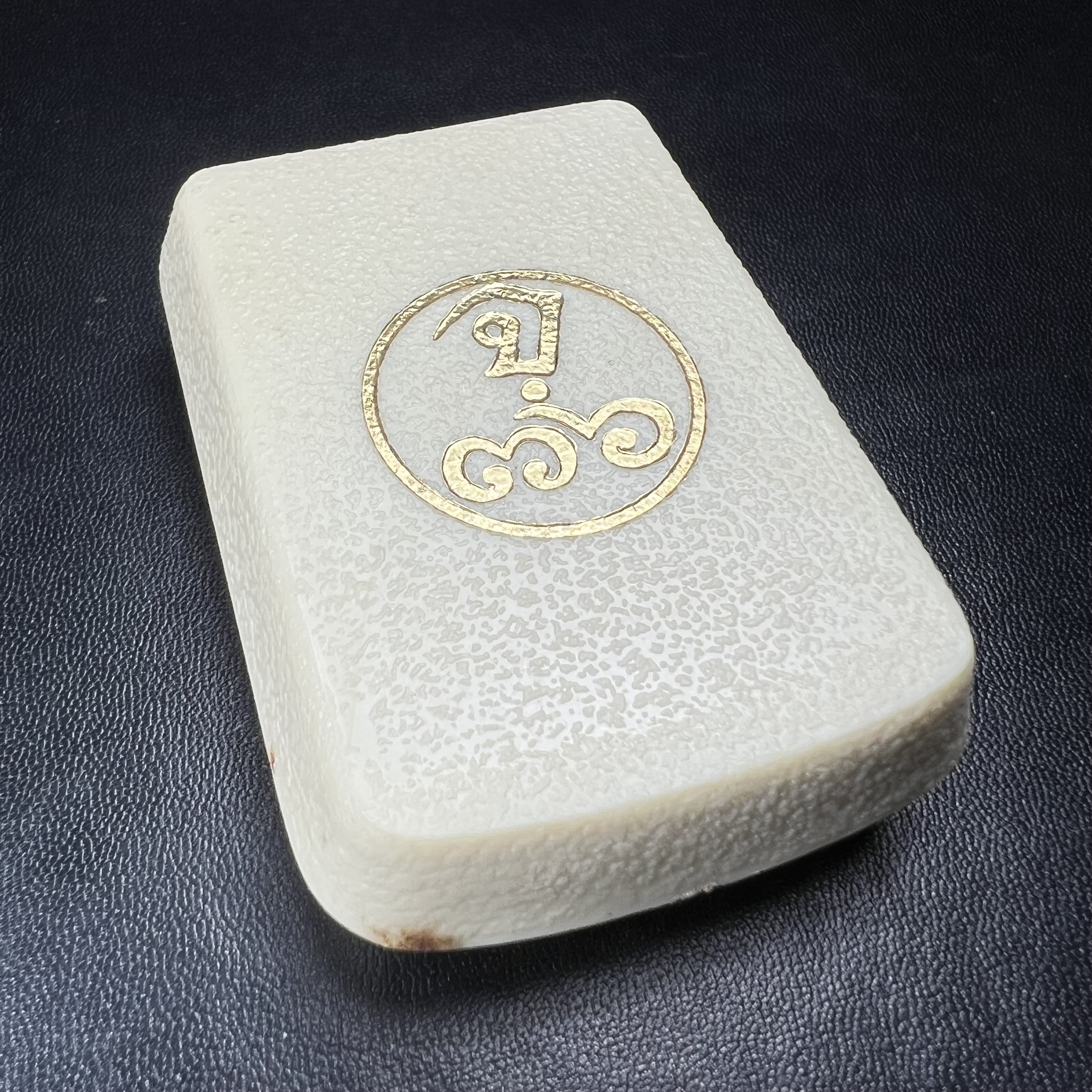 พระกริ่งพิชัยรังสี รุ่นแรก วัดป่าชัยรังสี จ.สมุทรสาคร ปี 2531 เนื้อนวโลหะ ออกแบบโดยนายช่างเกษม มงคลเจริญ ช่างมือหนึ่งแห่งยุค ปลุกเสกโดยพระเกจิอาจารย์ที่มีชื่อเสียงในยุคนั้นมาร่วมพิธีกันหลายรูป พุทธศิลป์ออกแบบได้สวยงดงาม พร้อมกล่องบรรจุเดิมครบ