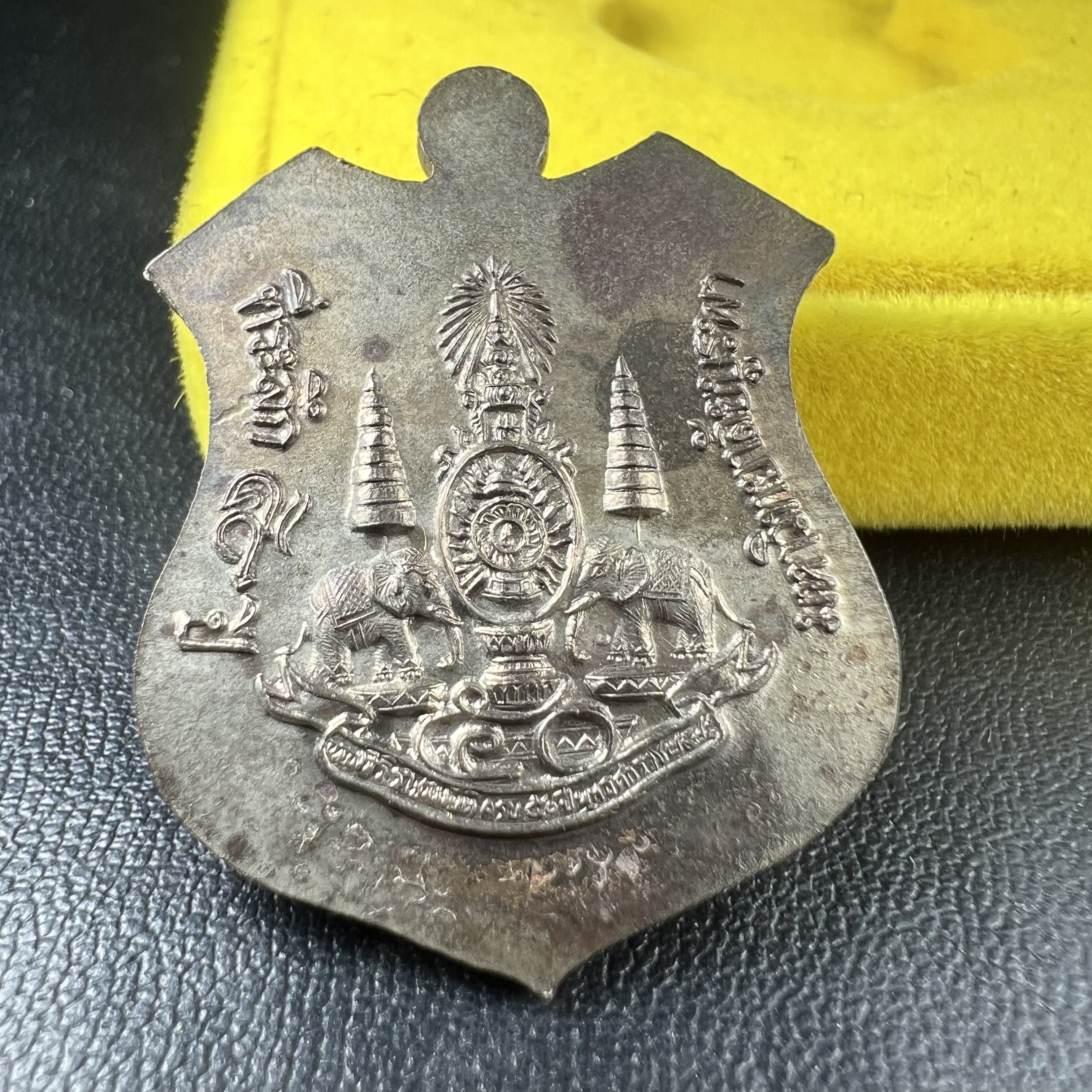 เหรียญหลวงพ่อโสธร ภปร. รุ่นกาญจนาภิเษก จัดสร้างในมงคลวโรกาสที่พระบาทสมเด็จพระเจ้าอยู่หัวรัชกาลที่9 เสด็จเถลิงถวัลย์สิริราชสมบัติ ครบ 50 ปี ในพุทธศักราช 2539 เนื้อนวโลหะหน้าทองคำ(พิธีใหญ่เข้มขลัง)1 ใน 9950 เหรียญ