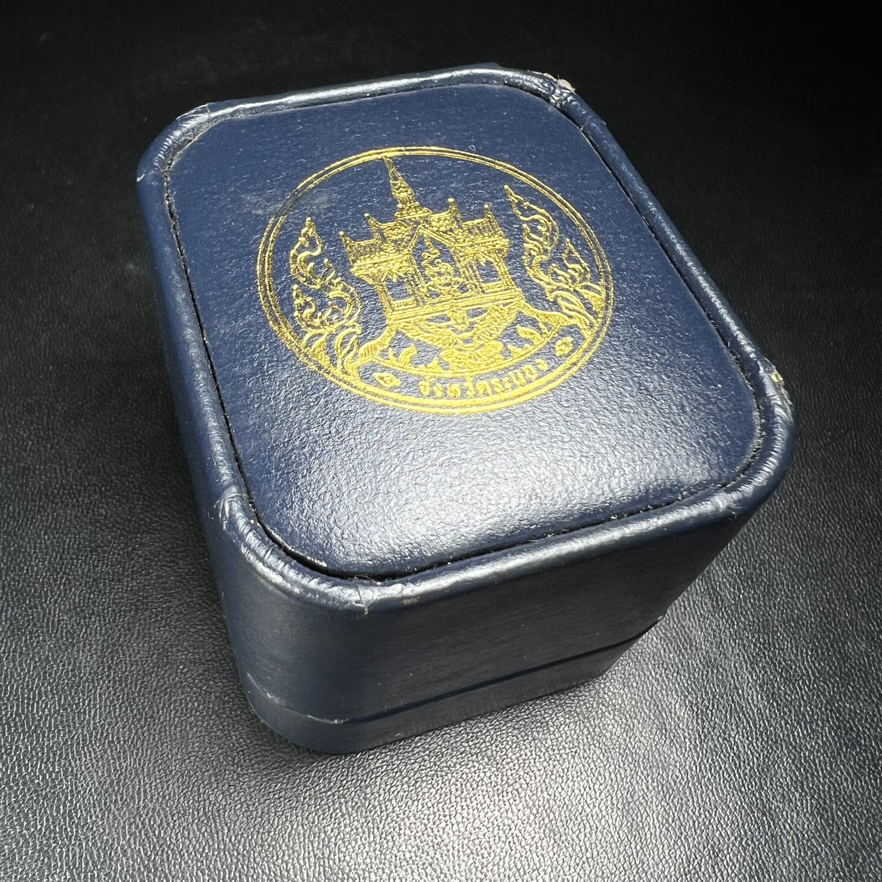 รูปหล่อลอยองค์พระโพธิสัตว์กวนอิม ทรงประทับมังกร จ.ระนอง เนื้อเงิน พิมพ์ใหญ่(สภาพผิว สวยงดงาม ทรงคุณค่า) เฉลิมฉลองในวโรกาสที่พระบาทสมเด็จพระเจ้าอยู่หัวทรงครองสิริราชสมบัติครบ 50 ปี จ.ระนอง พ.ศ.2539