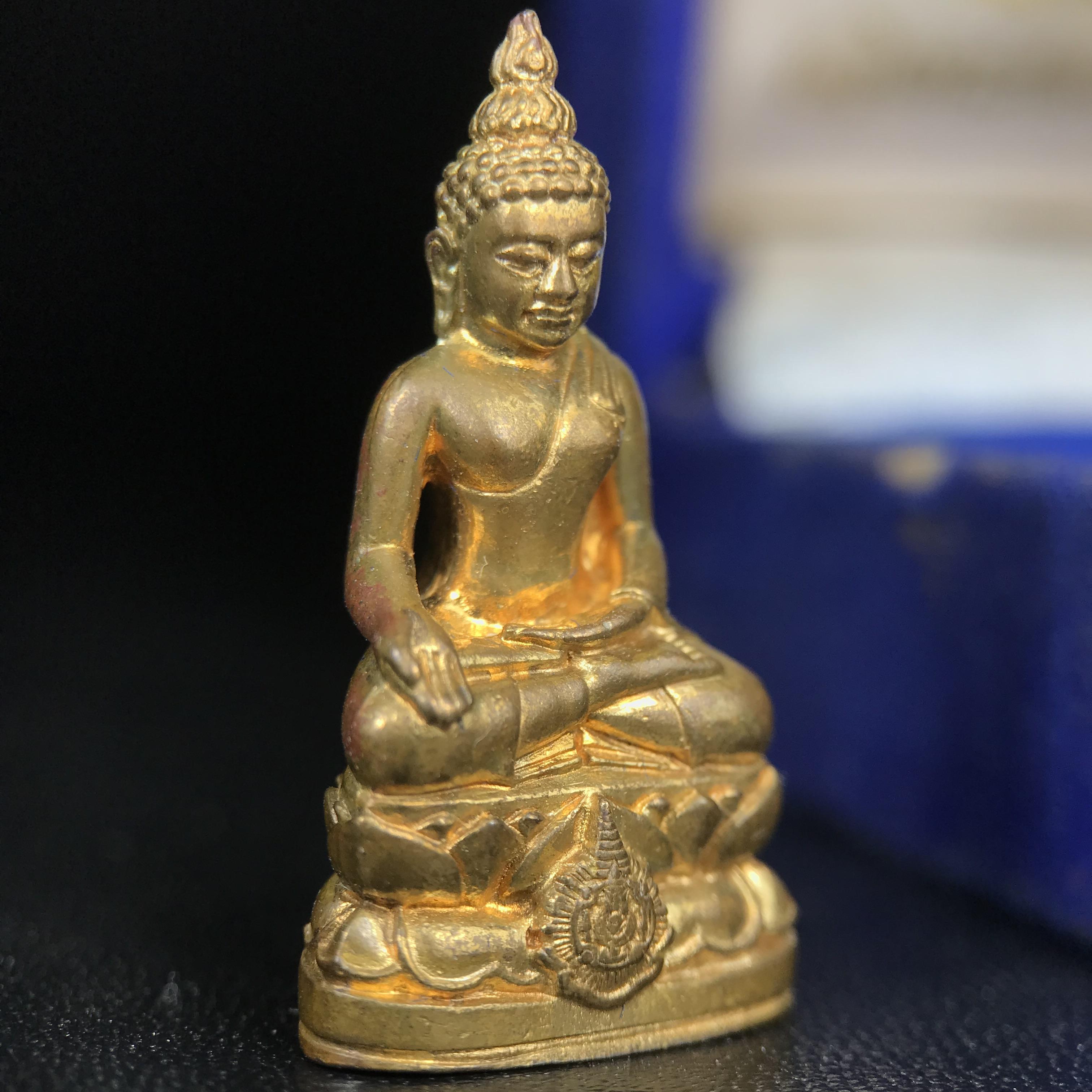 พระกริ่งไพรีพินาศ บรรจุเหล็กไหล ครั้งแรกและครั้งเดียวในประวัติศาสตร์ เฉลิมพระเกียรติ พระบาทสมเด็จพระเจ้าอยู่หัวรัชกาลที่9 พระชนมพรรษา 6 รอบ ปี2542 เนื้อสัมฤทธิ์(บรรจุเหล็กไหล)ดีนอก-ดีใน พิธีใหญ่ มวลสารเด่น (หายาก)