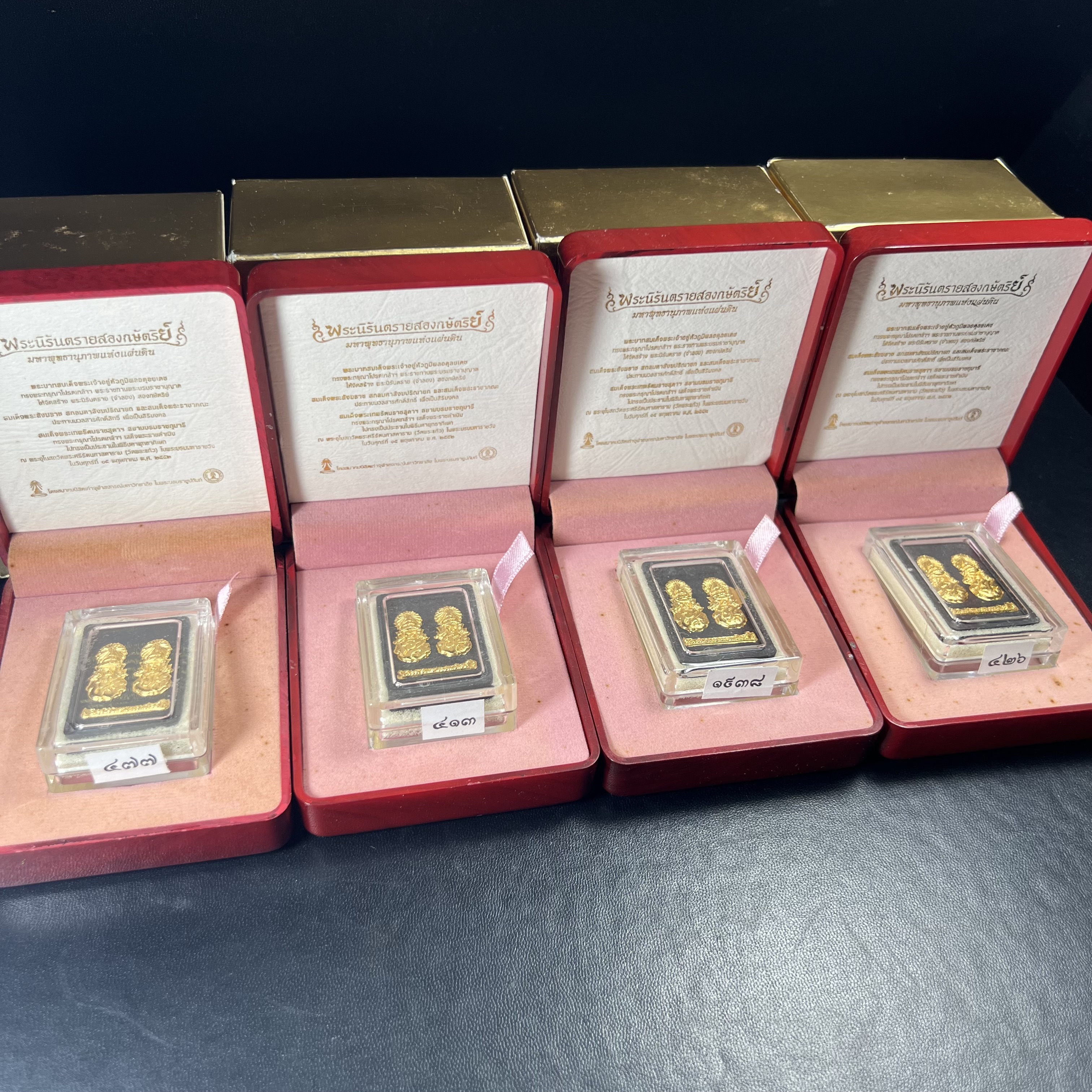 พระนิรันตรายสองกษัตริย์ มหาพุทธานุภาพแห่งแผ่นดิน ปี2552 "พระผู้ปกป้องคุ้มครองจากภัยอันตรายทั้งปวง" พระผงพิมพ์สมเด็จหน้าปัดทองสีดำด้านหลังปัดทอง เชิญอักษรพระปรมาภิไธยสองกษัตริย์(จปร.และ วปร.) พร้อมกล่องบรรจุเดิมครบชุด