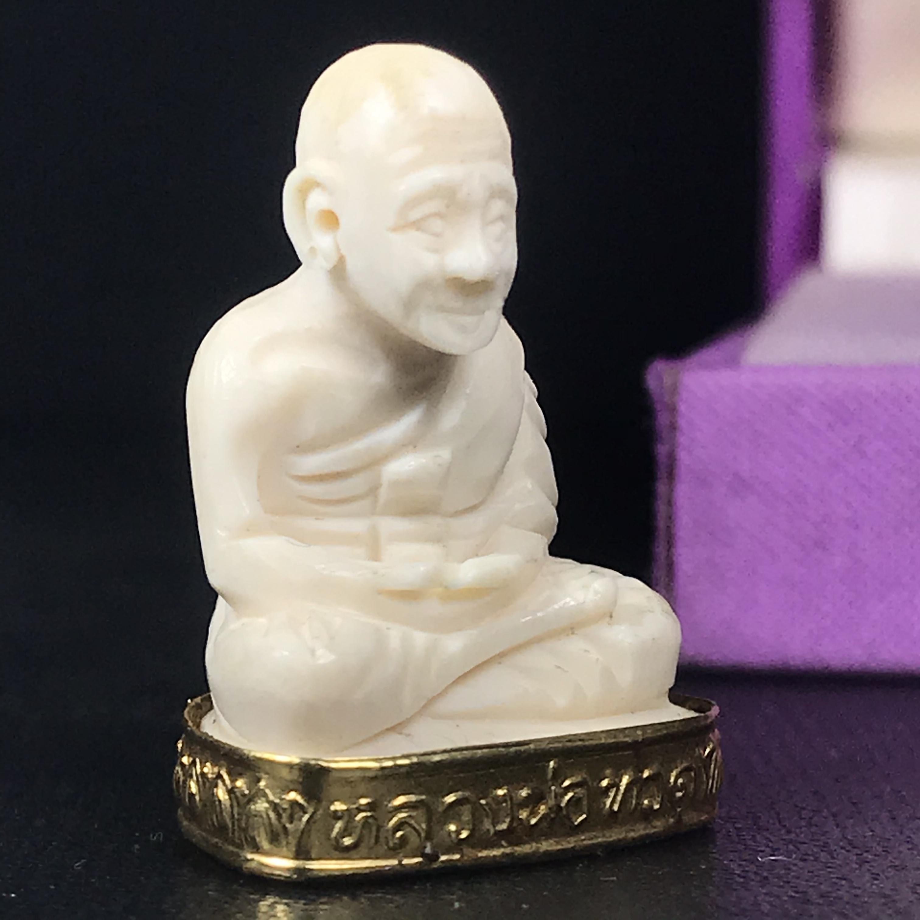 สมเด็จหลวงปู่ทวด รุ่นคชสารหมื่นปี (ศิลปาชีพ) วัดช้างให้ ปี2541(พิมพ์ลอยองค์ฐานทองคำ)