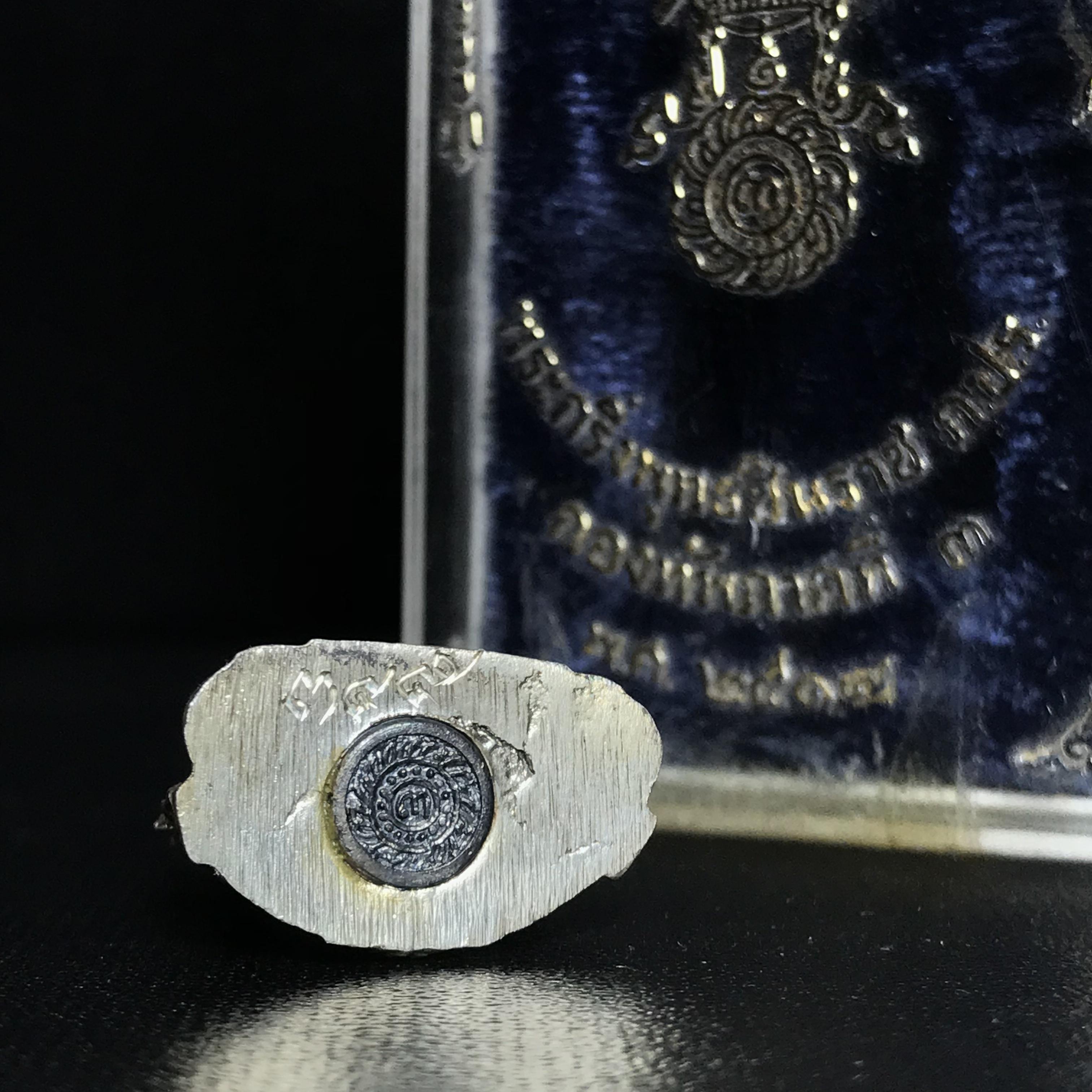 กริ่งพระพุทธชินราช ภปร. กองทัพภาคที่3จัดสร้าง ปี2517 เนื้อเงินกล่องเดิม(คัดสภาพสวย)(เลขนับเบอร์เรียงสวย)(หายาก)(ในหลวง ร.9 เสด็จในพิธี)(1ใน2000องค์))