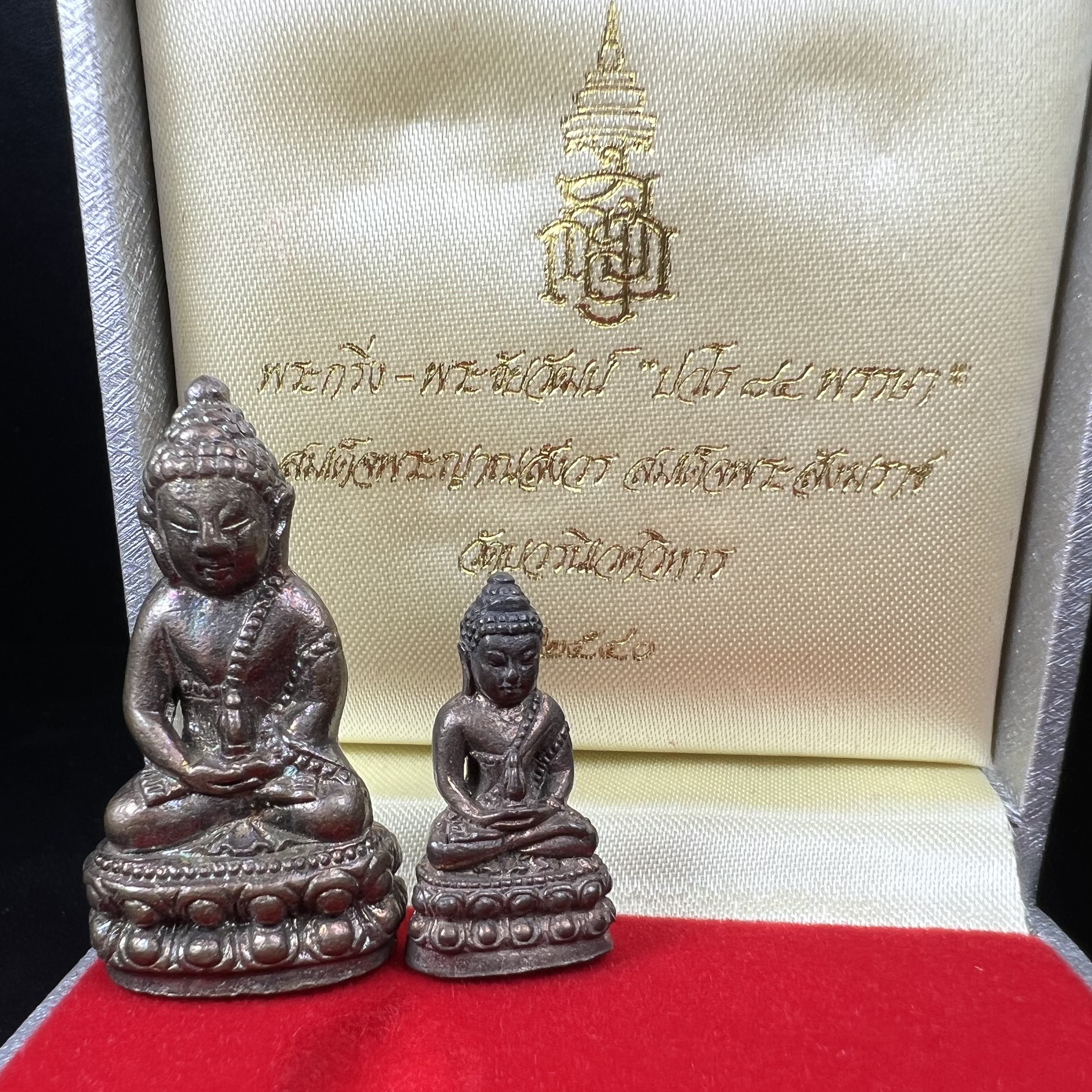 พระกริ่ง-พระชัยวัฒน์ ปวโร 84 พรรษา สมเด็จพระญาณสังวร สมเด็จพระสังฆราช วัดบวรนิเวศวิหาร ปี 2540 เนื้อนวโลหะ พร้อมกล่องบรรจุเดิมครบสมบูรณ์(ชุดหมายเลข 2281)