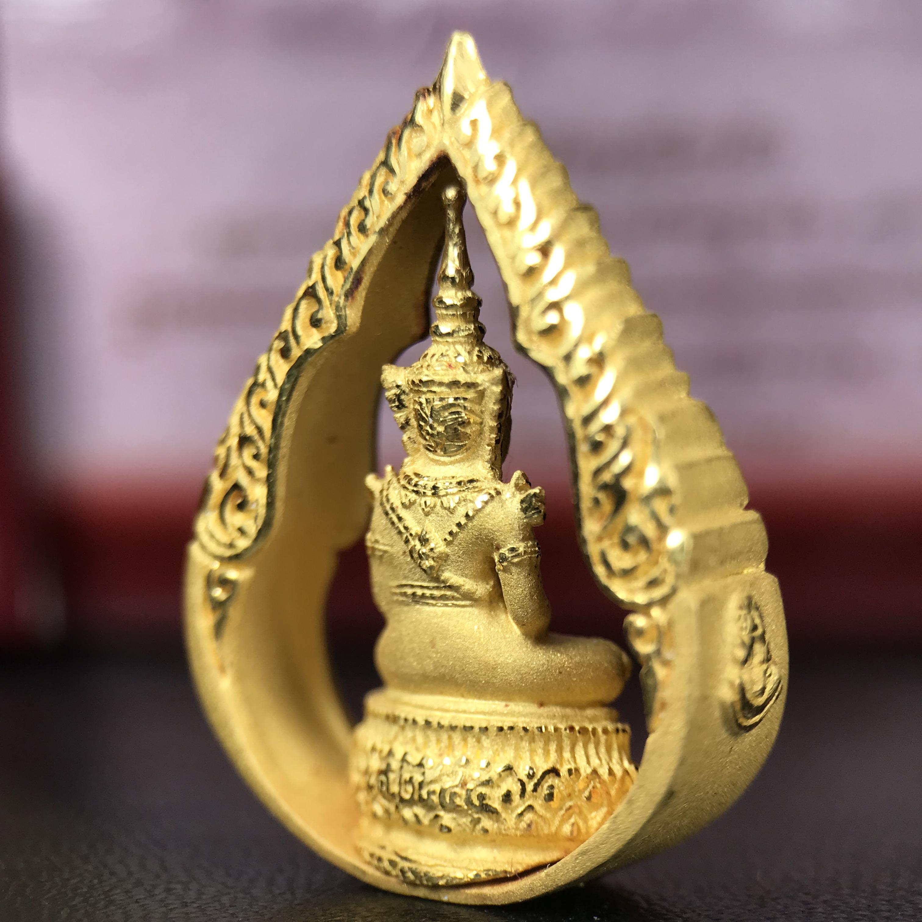 พระแก้วมรกต ภปร.(รุ่นแรก) ปี2545 รุ่นฉลองกรุงรัตนโกสินทร์ครบ 220 ปี พิมพ์ลอยองค์ทรงหยดน้ำ เนื้อทองคำบริสุทธิ์ 96.5%(11 กรัม) ขนาด 18*27 มม. พร้อมกล่องเดิมสวยครบสมบูรณ์(องค์หมายเลข ๙๙)(หมายเลขมงคลเจริญก้าวหน้าในทุกๆด้าน)สุดยอดมงคลแผ่นดินที่ควรเก็บรักษา