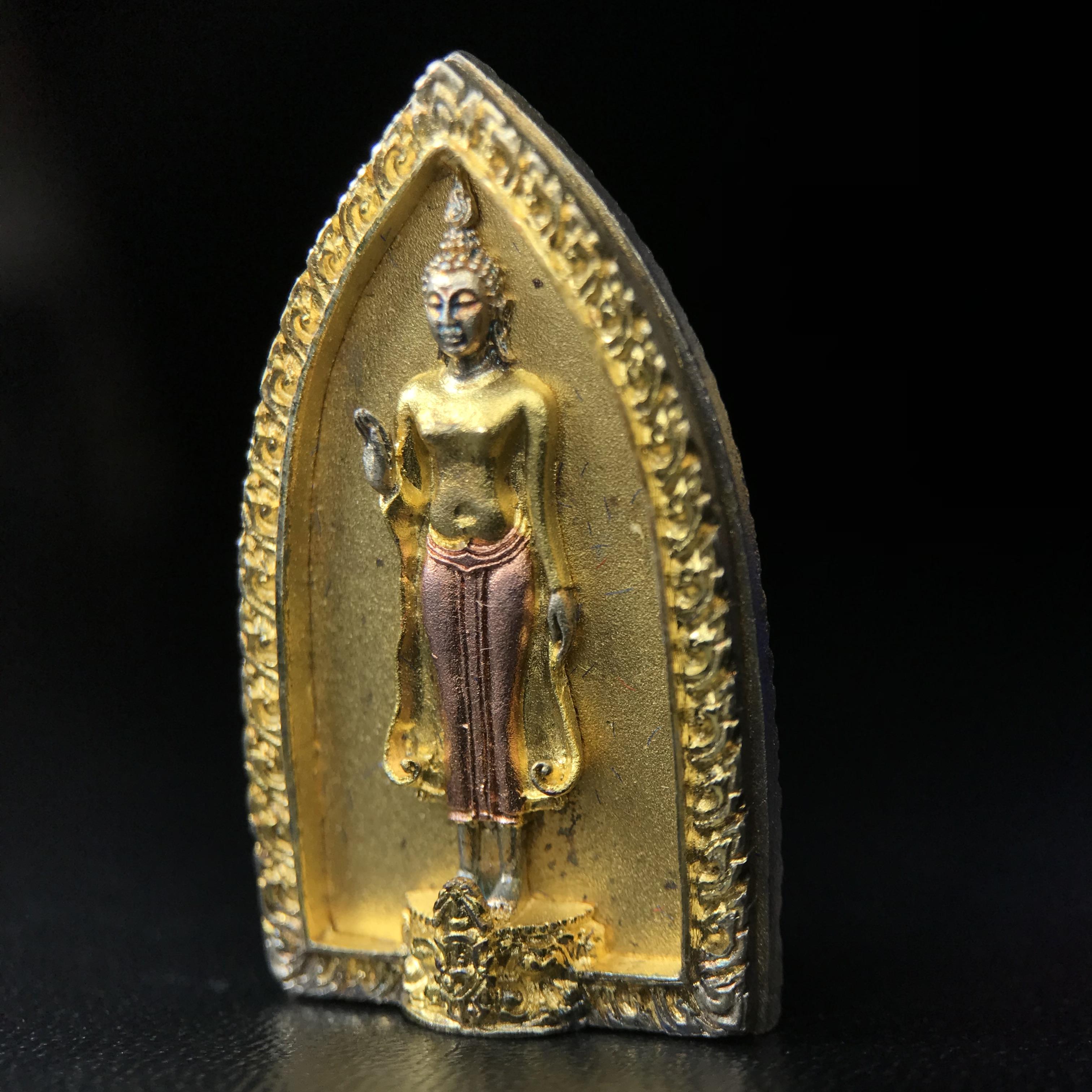 พระพุทธกาญจนพรสยามภูมิ ภปร. ปี 2539 เนื้อเงินสามกษัตริย์พื้นทรายเงา(ผิวเดิมสวย) พิมพ์ทรงใบขนุน ขนาด3.2ซม. พระพุทธรูปประจำพระชนมวาร รัชกาลที่9 ทรงโปรดเกล้าให้วิทยาลัยป้องกันราชอาณาจักร(วปอ.)สร้างในวโรกาสทรงครองสิริราชสมบัติครบ50ปี พ.ศ.2539(1ใน5000องค์)