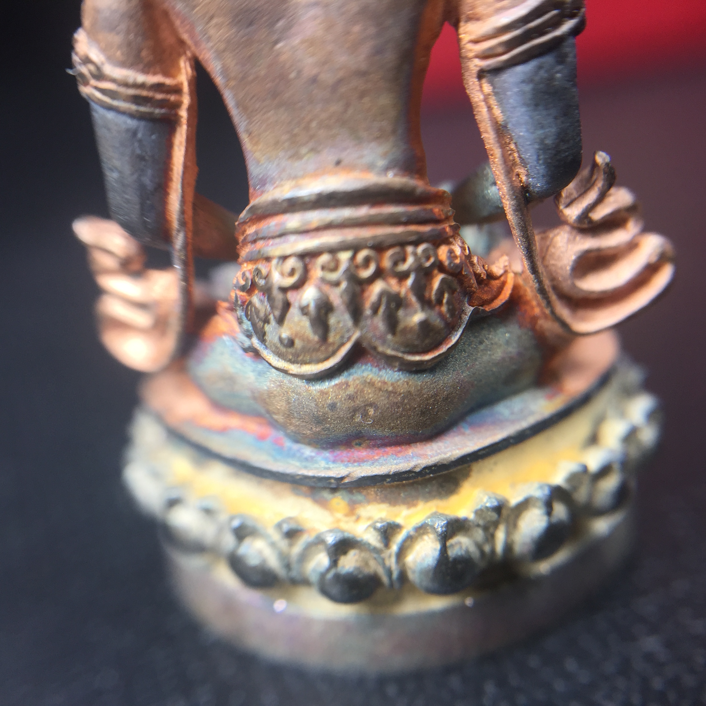 พระกริ่งอวโลกิเตศวร ( เจ้าแม่กวนอิม ) วัดโพธิ์แมนคุณาราม เนื้อเงิน 3 กษัตริย์ พ่นทราย(ผิวเดิม ขึ้นสีรุ้งธรรมชาติ แบบนิยม เสน่ห์ของพระเนื้อเงิน) รุ่นอุดมโภคทรัพย์ พ.ศ.2539(อีกหนึ่งรุ่นยอดนิยม พุทธศิลป์สวยงดงาม)