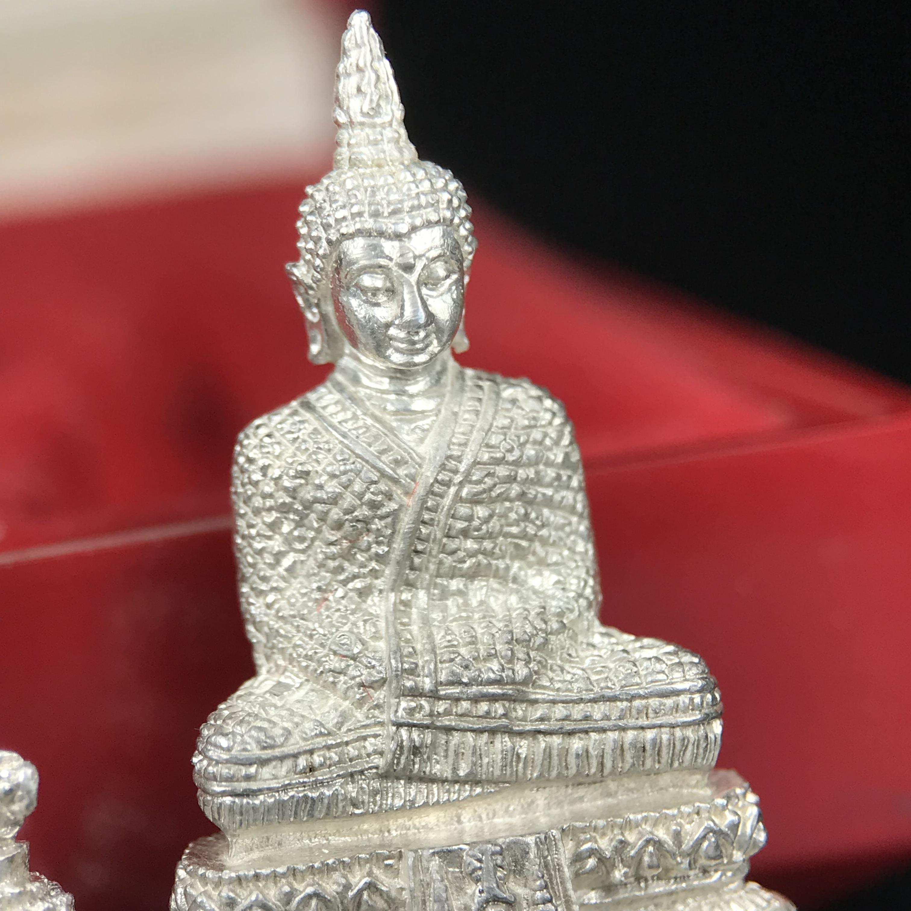 พระแก้วมรกต รุ่นเทิดพระเกียรติ พิธีมหาพุทธาภิเษก ณ.วัดพระศรีรัตนศาสดาราม(วัดพระแก้ว) วันเสาร์ที่ 26 เม .ย. 2540 (พิธีใหญ่เสาร์ห้า) ชุด 3 ฤดู (1 ชุด 3 องค์)เนื้อเงินครบชุดพร้อมกล่องบรรจุเดิม***เนื้อเงินหายากพบเจอน้อย***(หลวงพ่อ รวย เพิ่ม พูน ร่วมเสก)