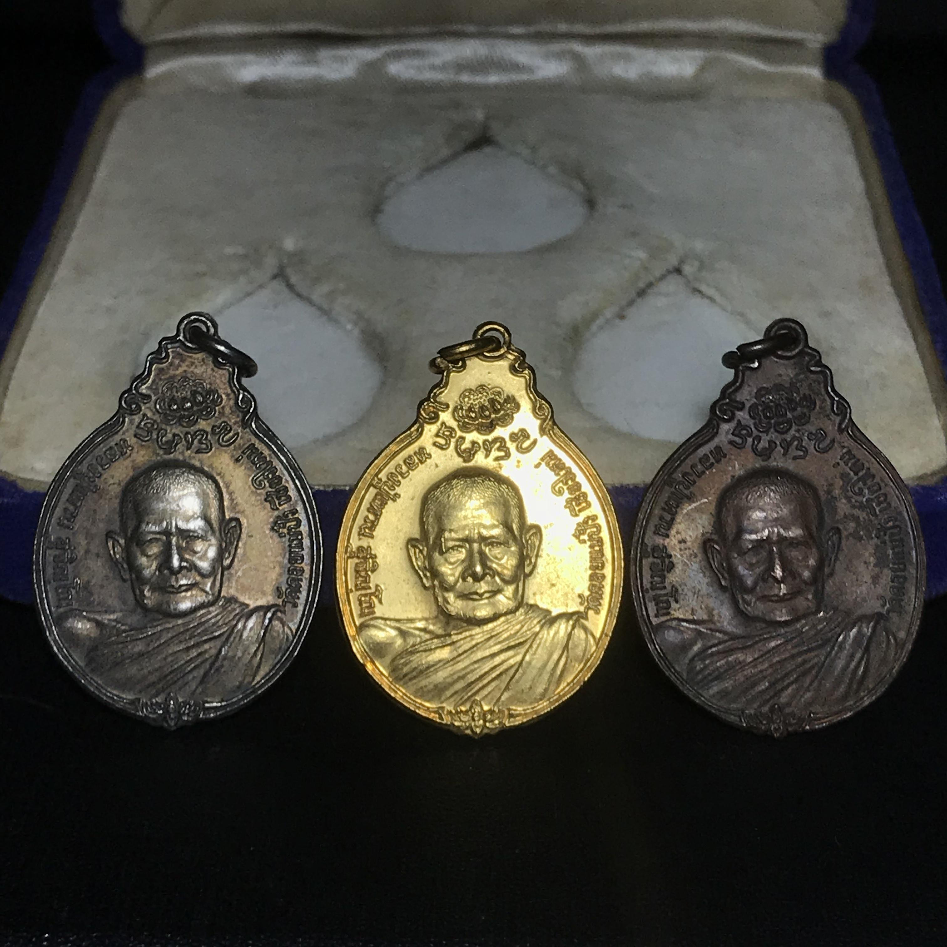 หลวงปู่แหวน วัดดอยแม่ปั๋ง รุ่นสร้างตึกโรงพยาบาล ปี 2521 หลัง ภปร.(ใหญ่)ชุดบรรจุ3เหรียญกล่องเดิม