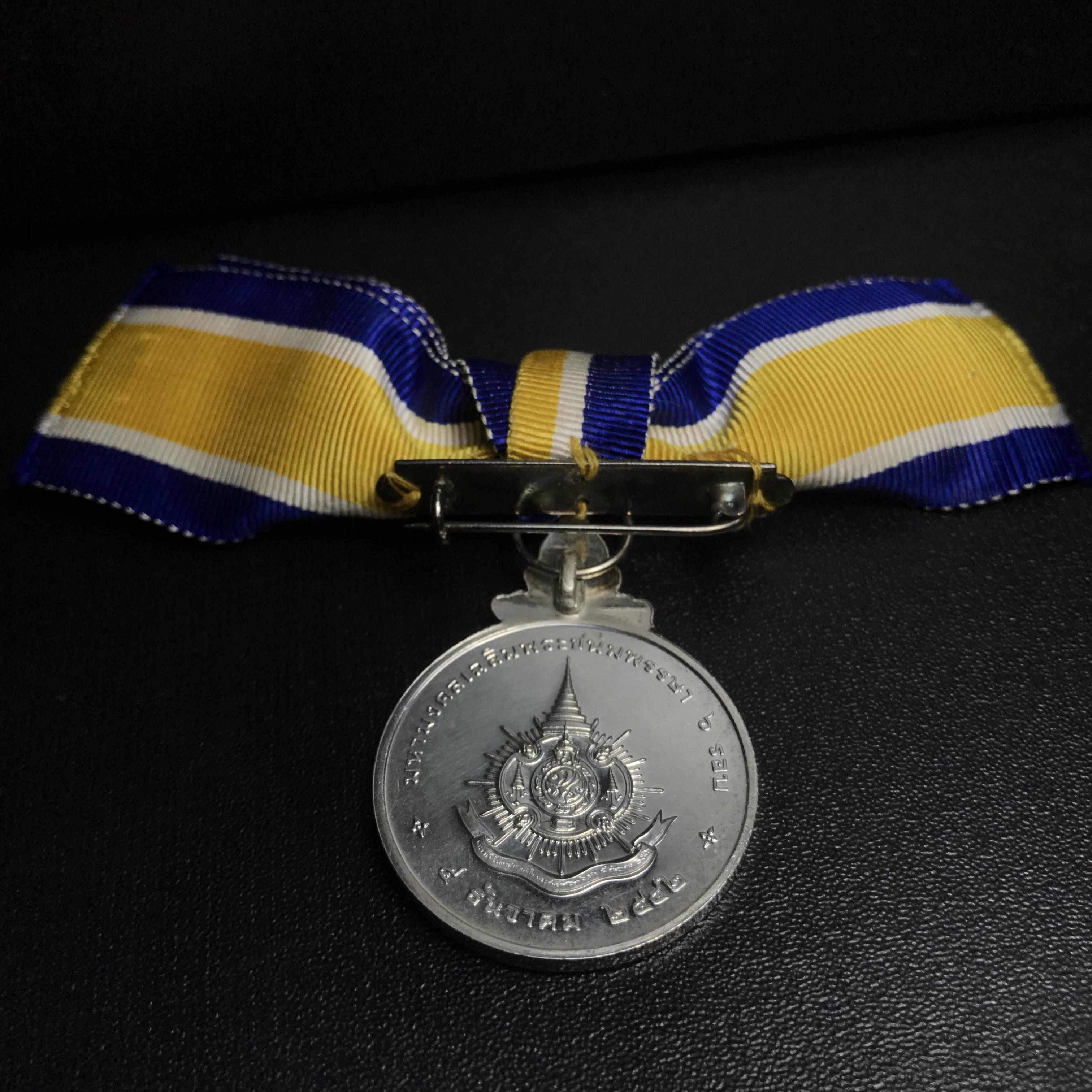 เหรียญที่ระลึกประดับแพรแถบ รัชกาลที่9 เฉลิมพระชนมพรรษา 6 รอบ 72 พรรษา (แบบสุภาพสตรี)